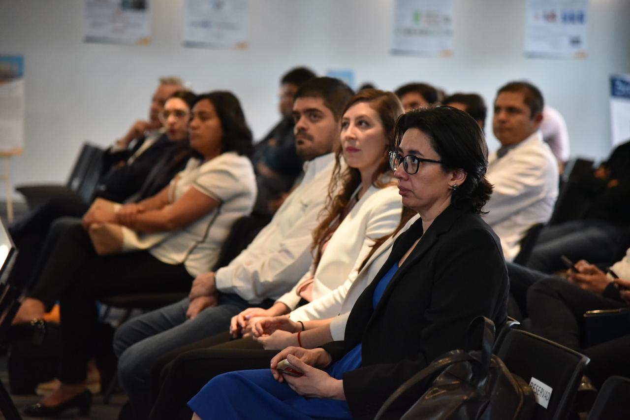 Asistentes atentos a los mensajes durante el acto inaugural del evento