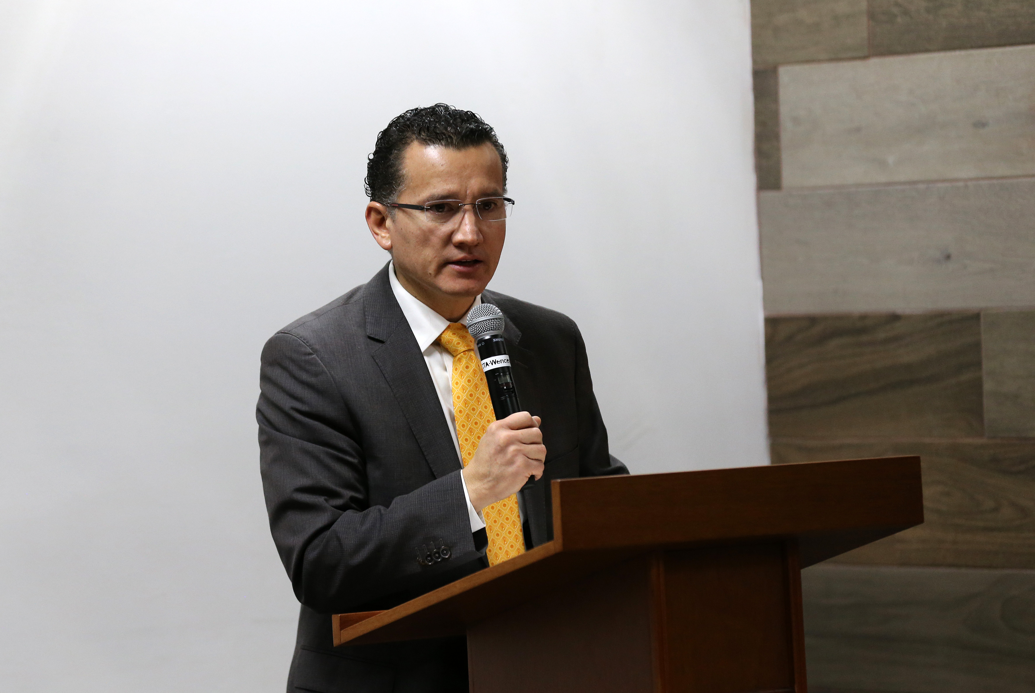 Dr. Eduardo Gómez dando la bienvenida a los asistentes