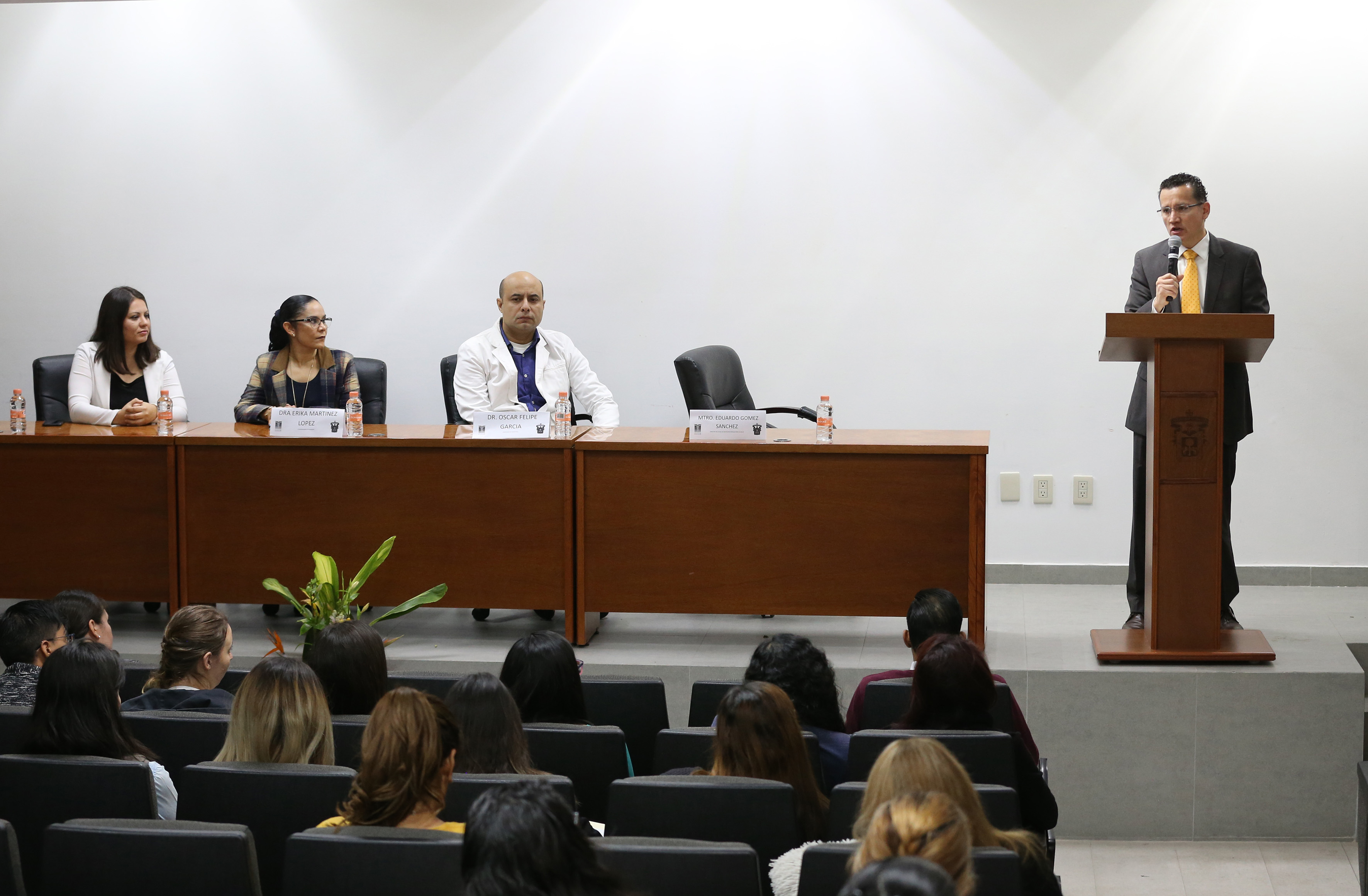 Dr. Eduardo Gómez en el podium, a su costado los miembros del presídium