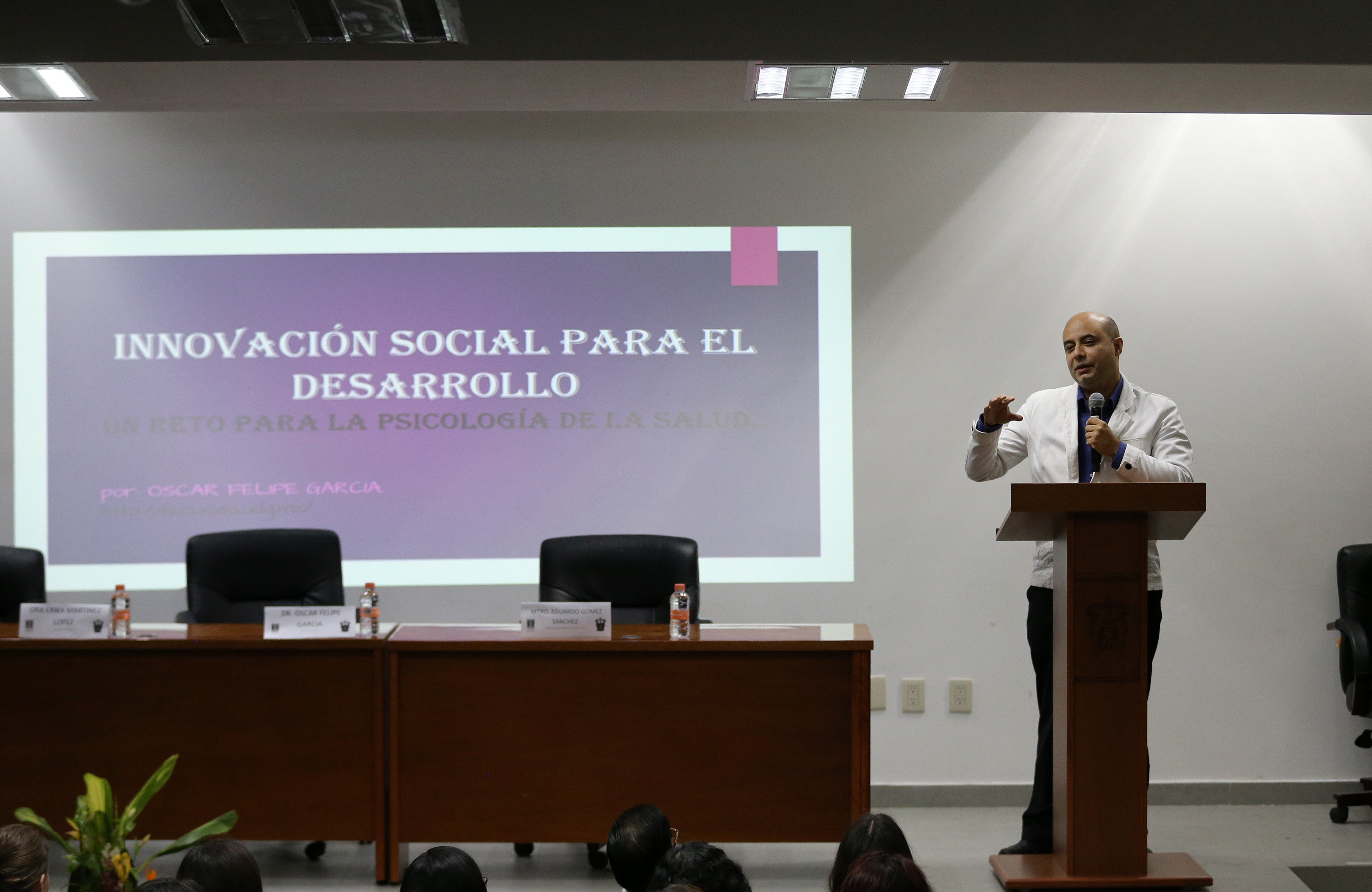 Dr. Óscar Felipe García, impartiendo conferencia