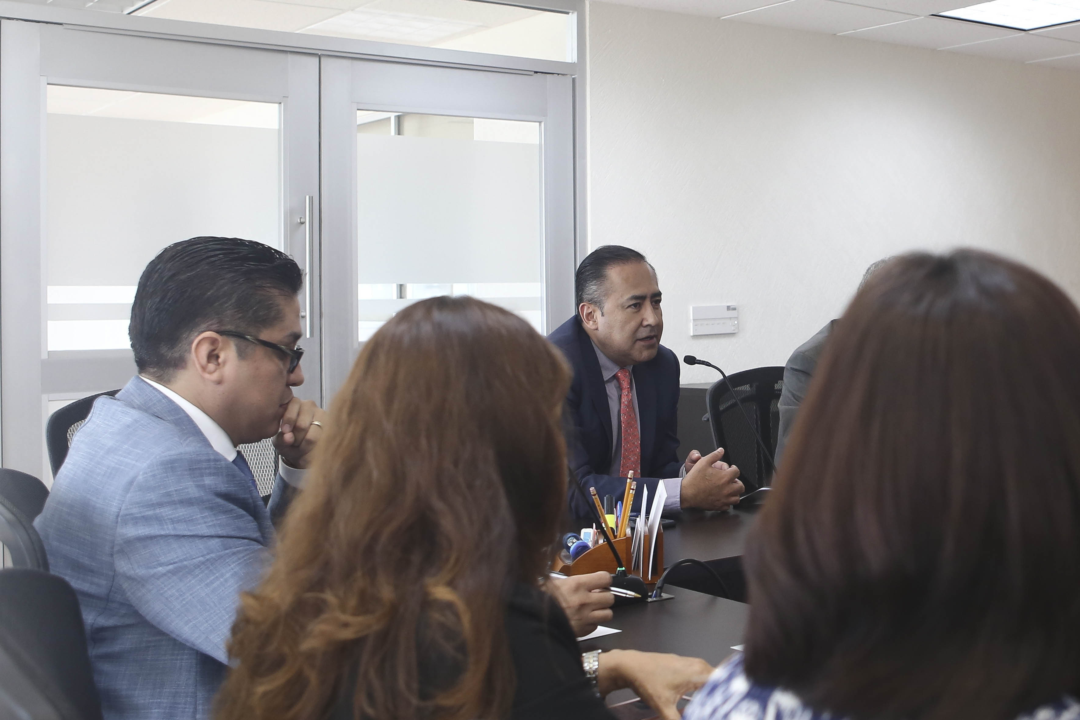 Rector del CUCS de perfil y director de Hospitales Cviles al fondo
