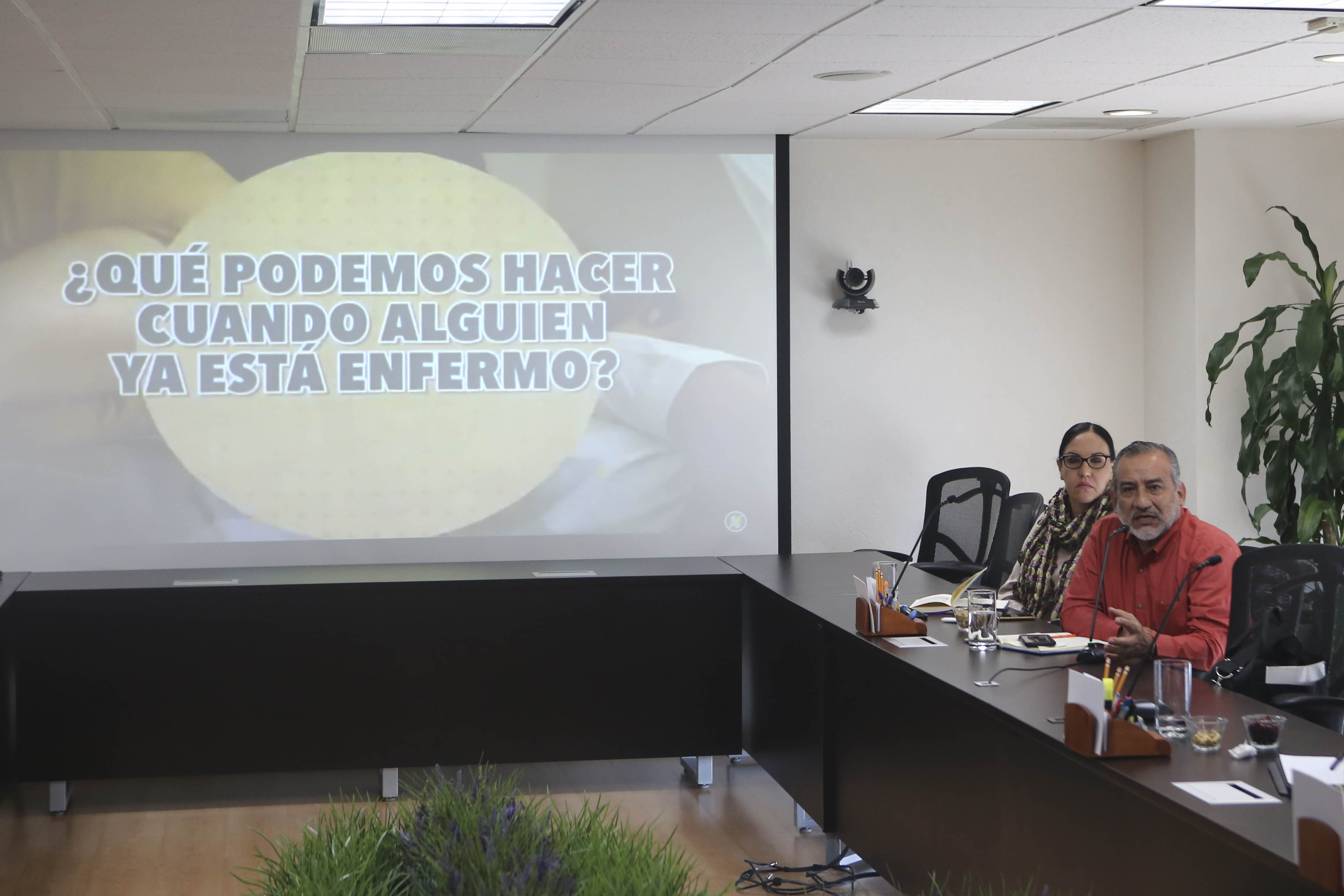 Diapositiva "Qué podemos hacer cuando alguien ya está enfermo?