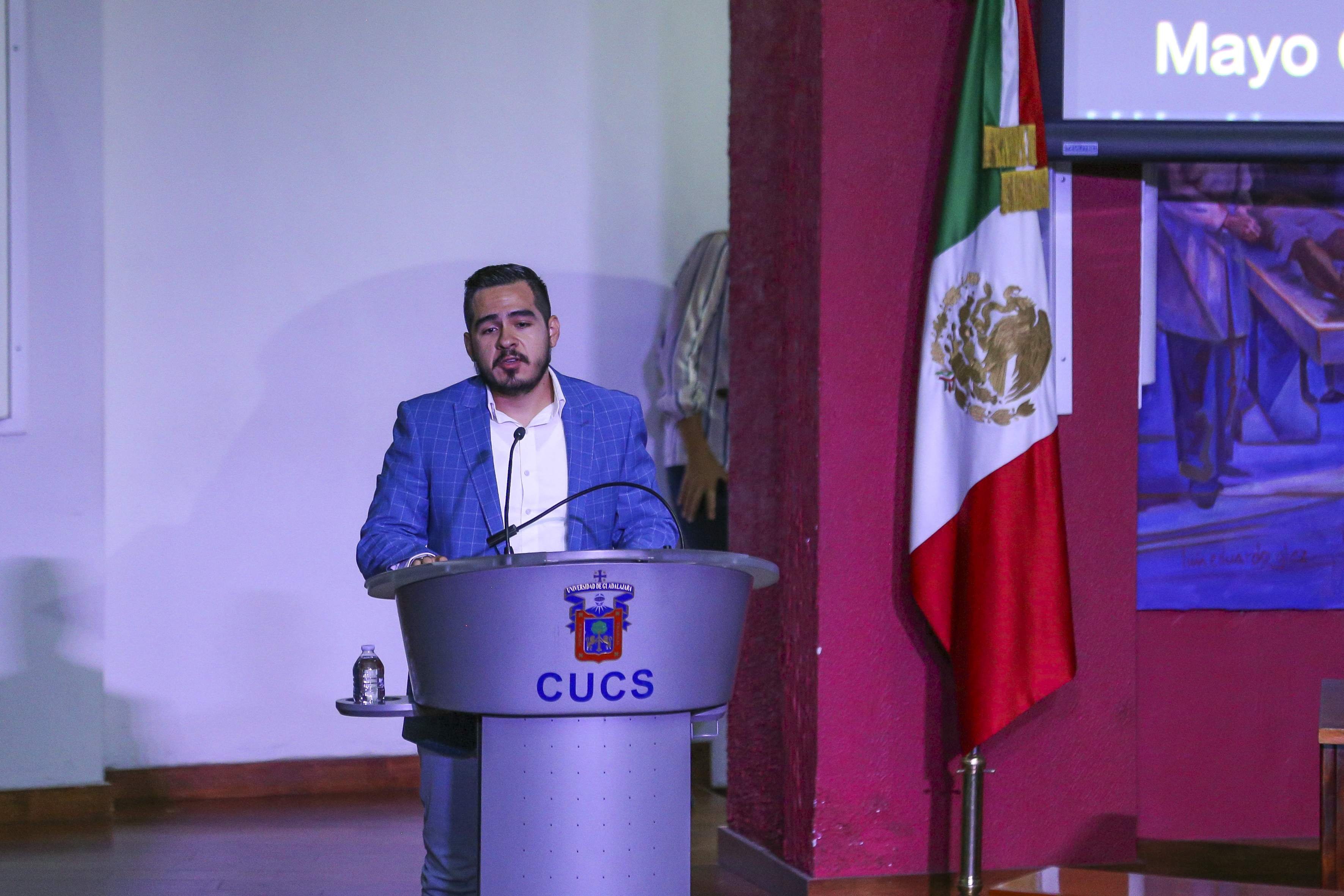 Conferencista en podium