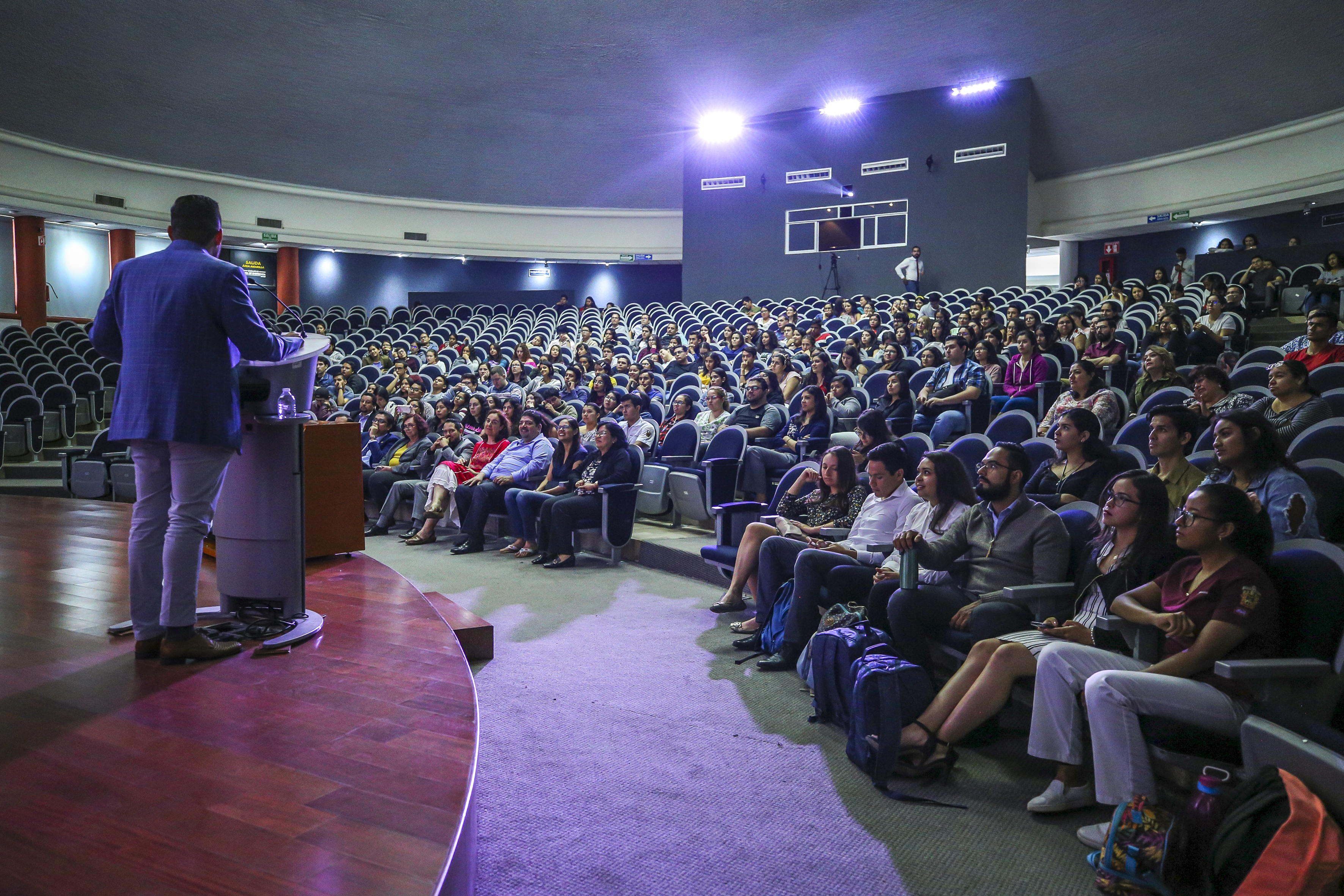 Toma a espaldas del conferencista, atrás los asistentes