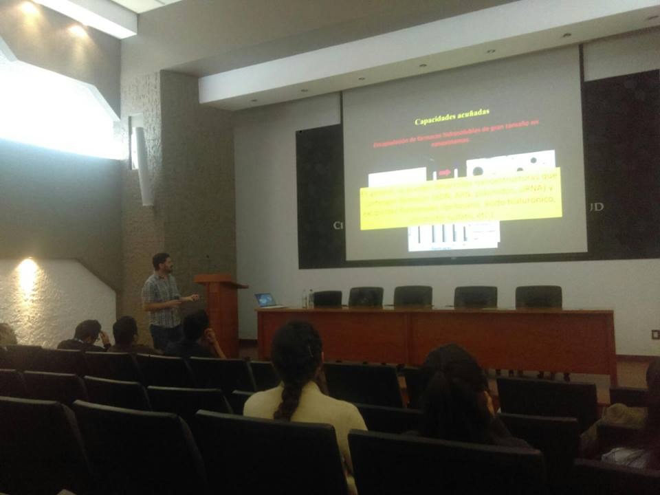 Investigador chileno impartiendo conferencia. Toma de lado