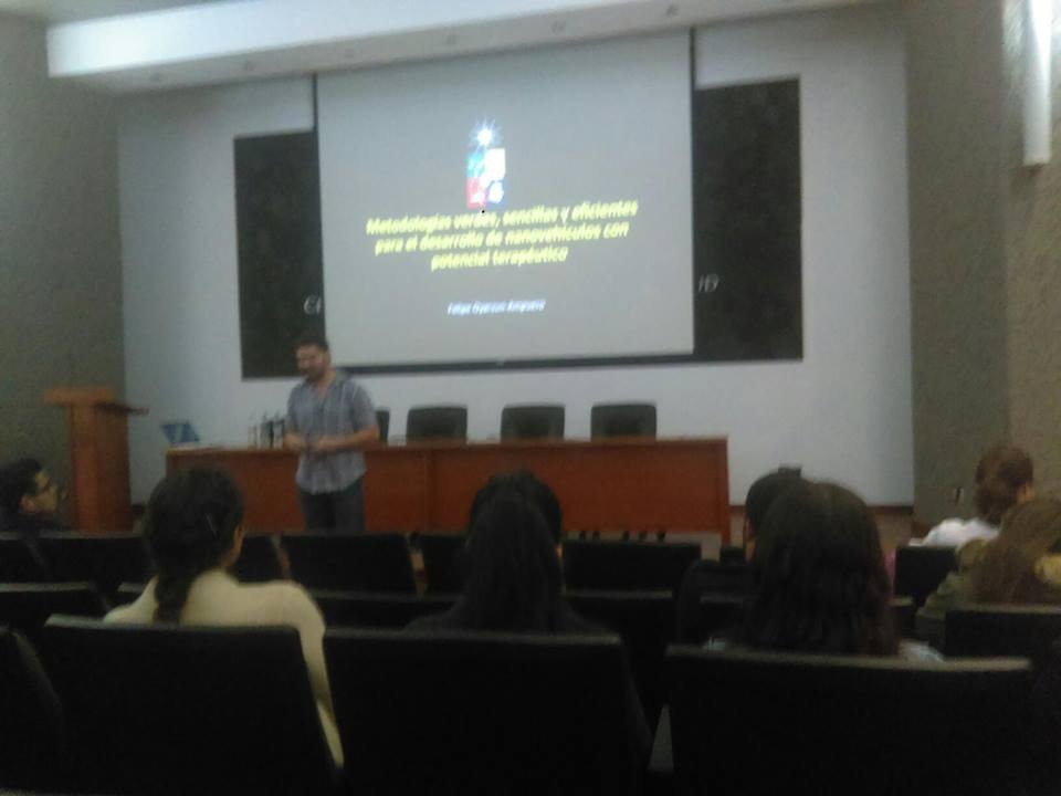 Investigador chileno impartiendo conferencia