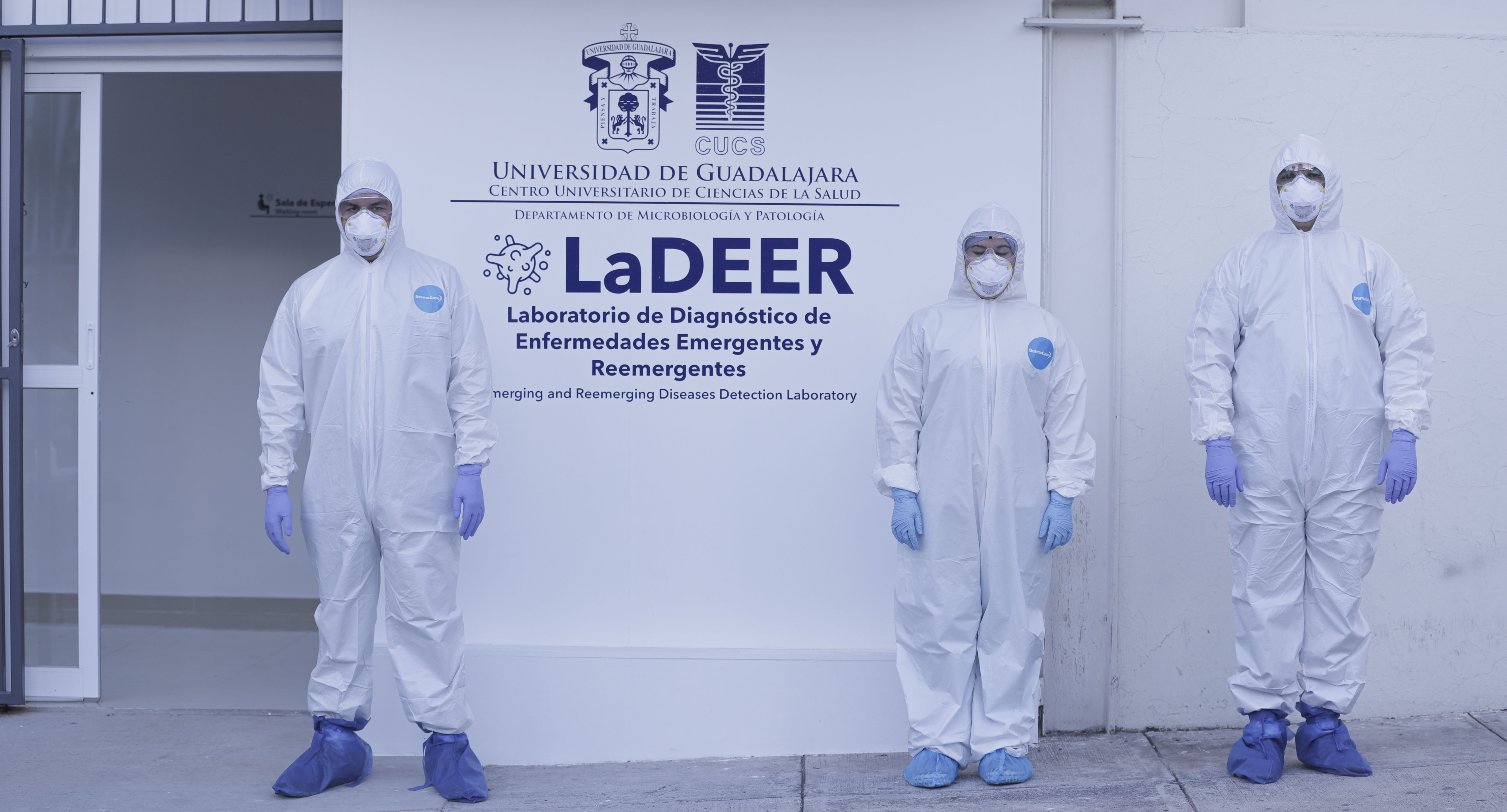 Medicos con traje especial afuera del laboratorio