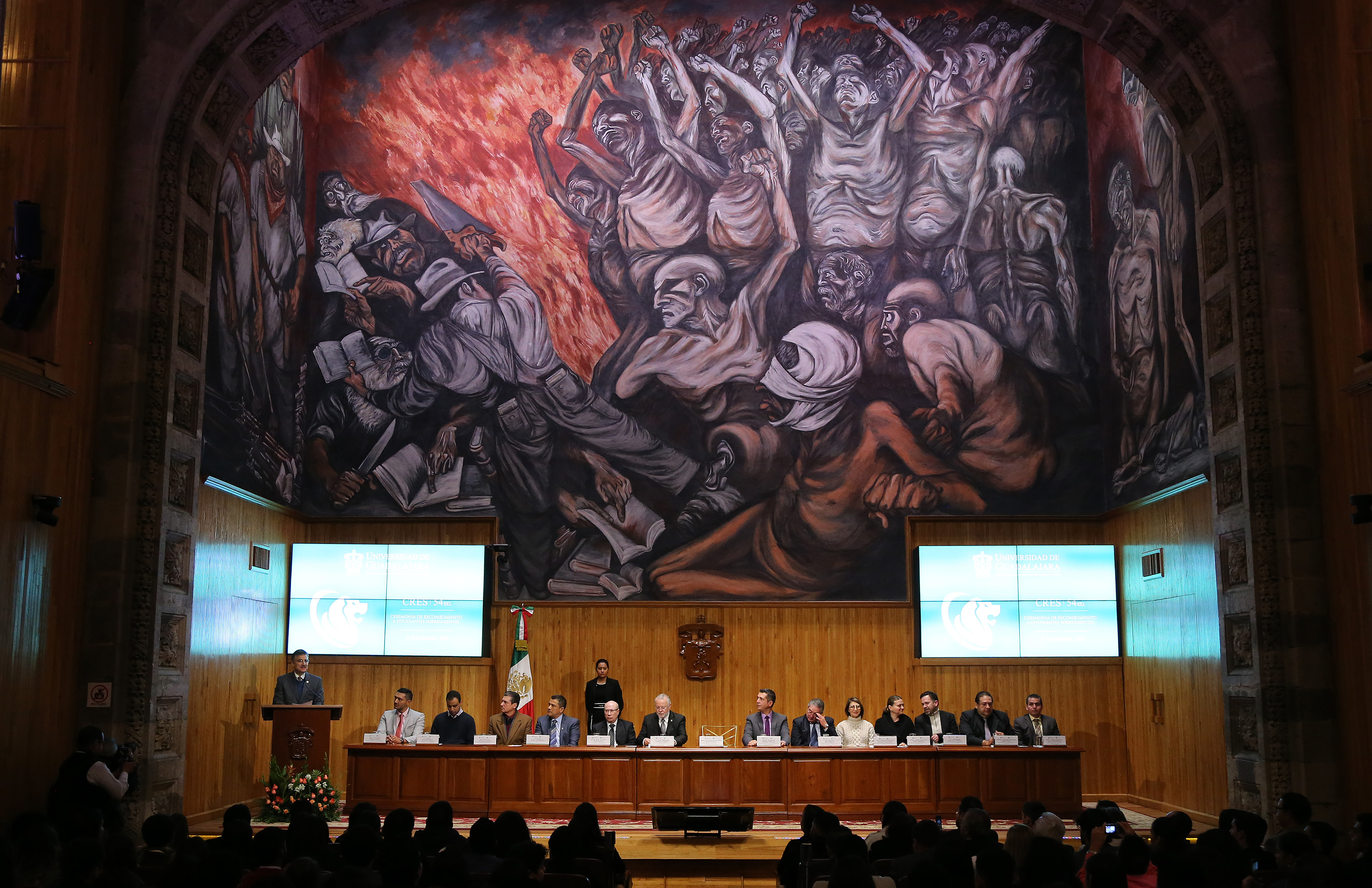 Miembros del presídium en el Paraninfo Enrique Díaz de León