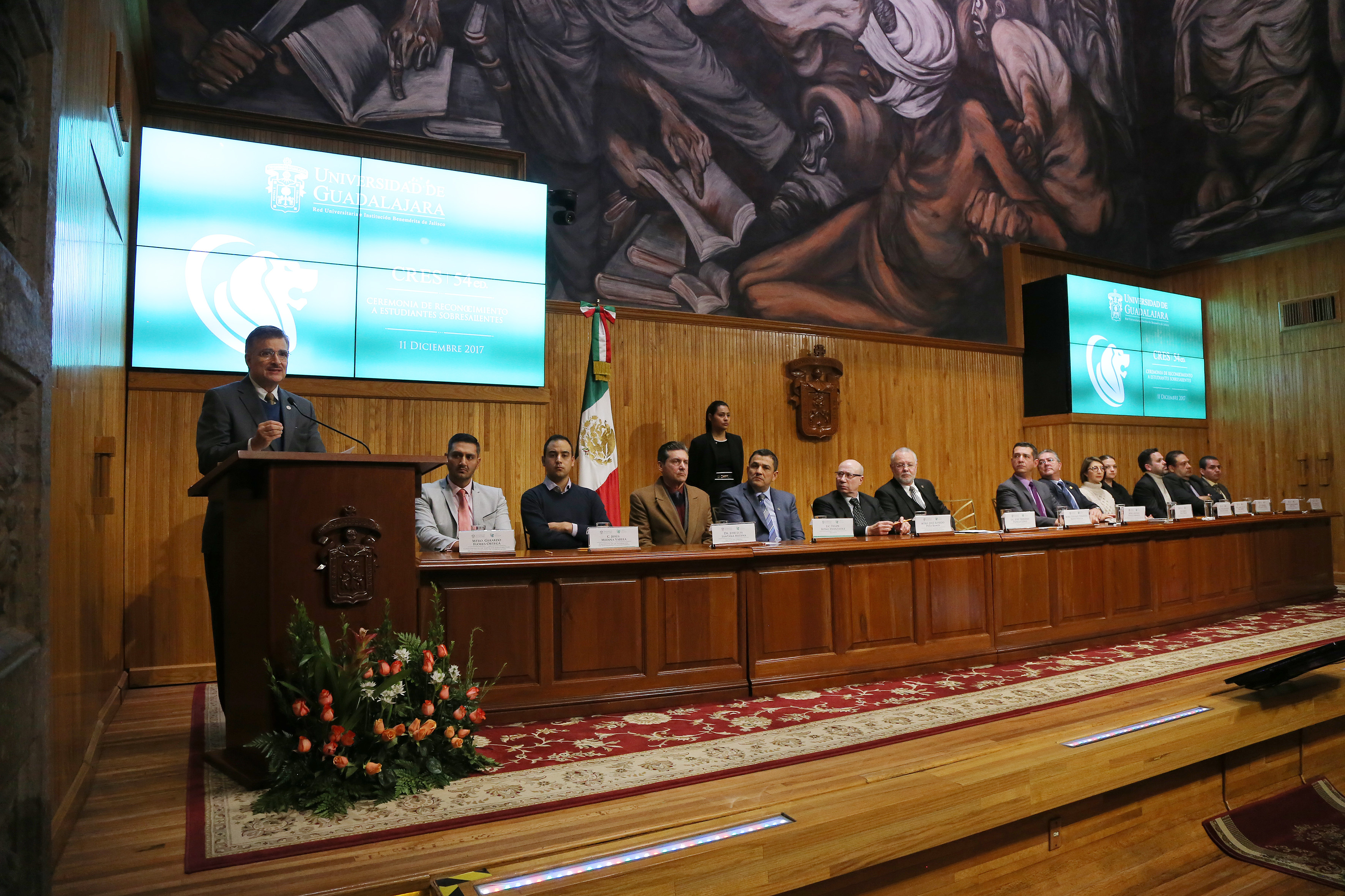 Rector General de la UdeG ofreciendo discurso