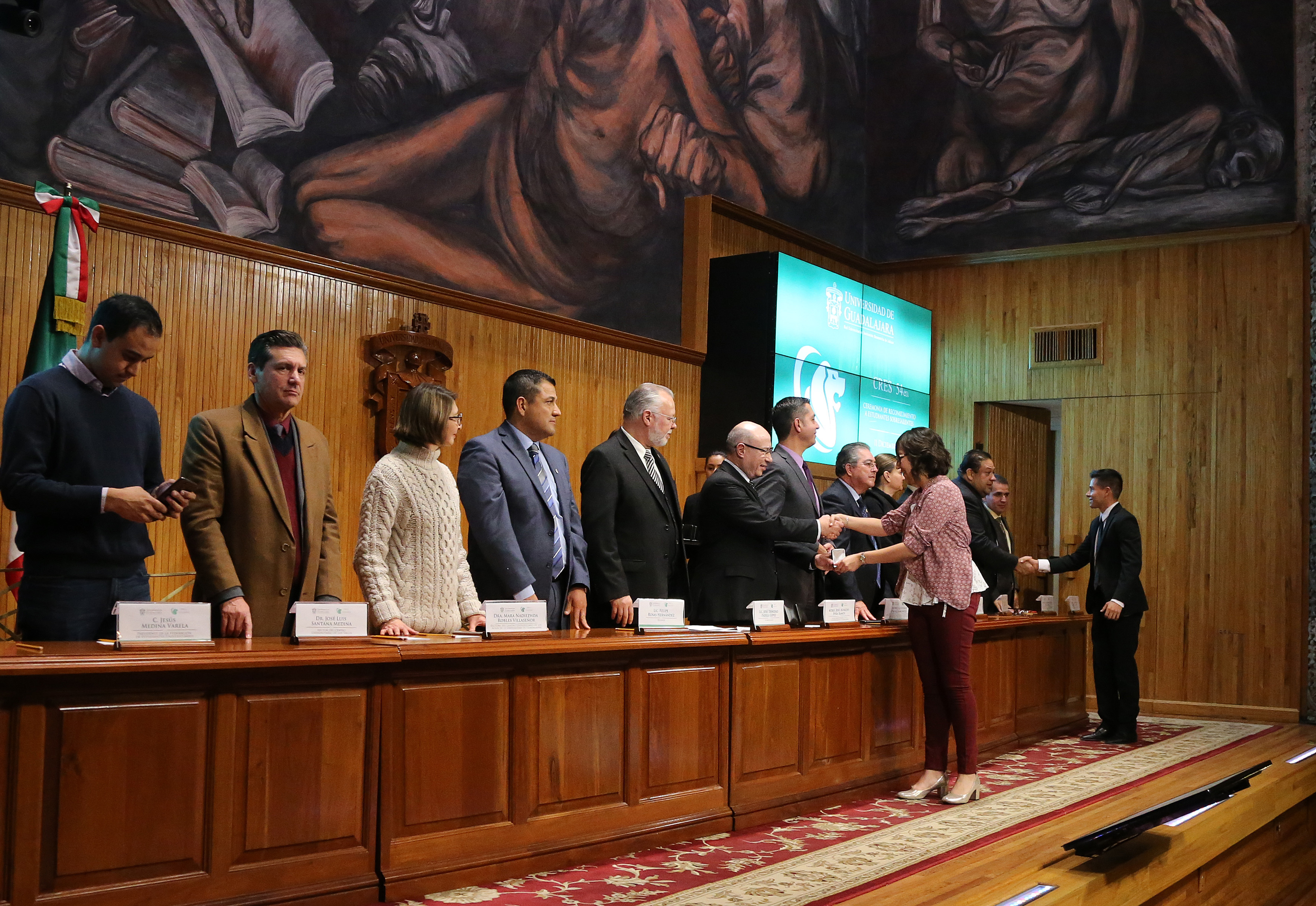 Alumna saludando a los miembros del presídium