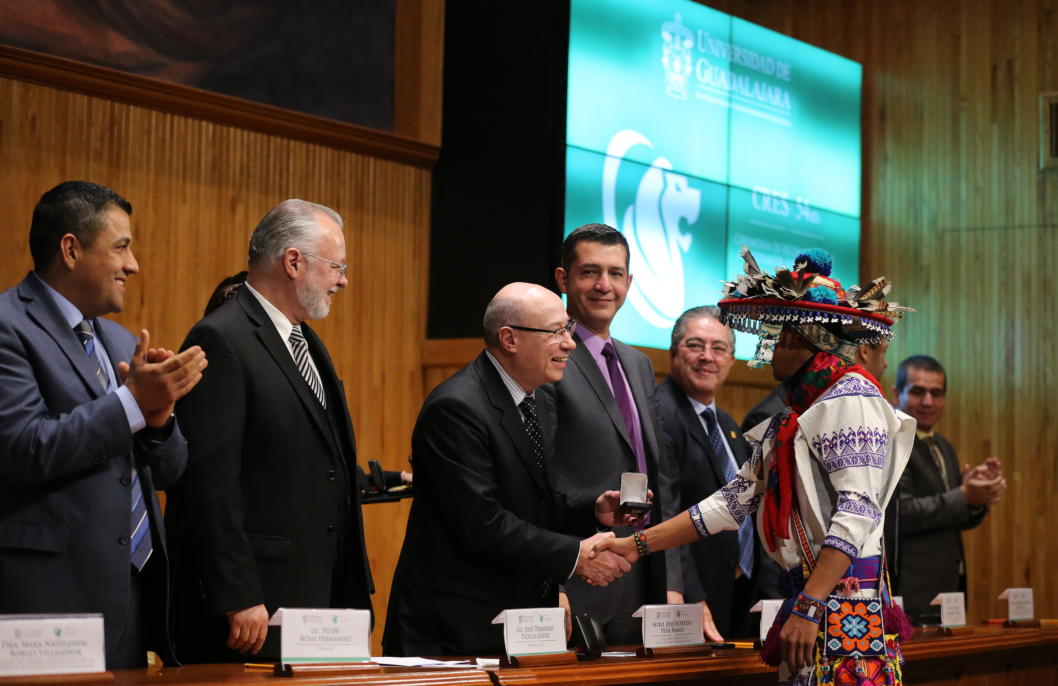 Alumno reconocido wixárica recibiendo su reconocimiento