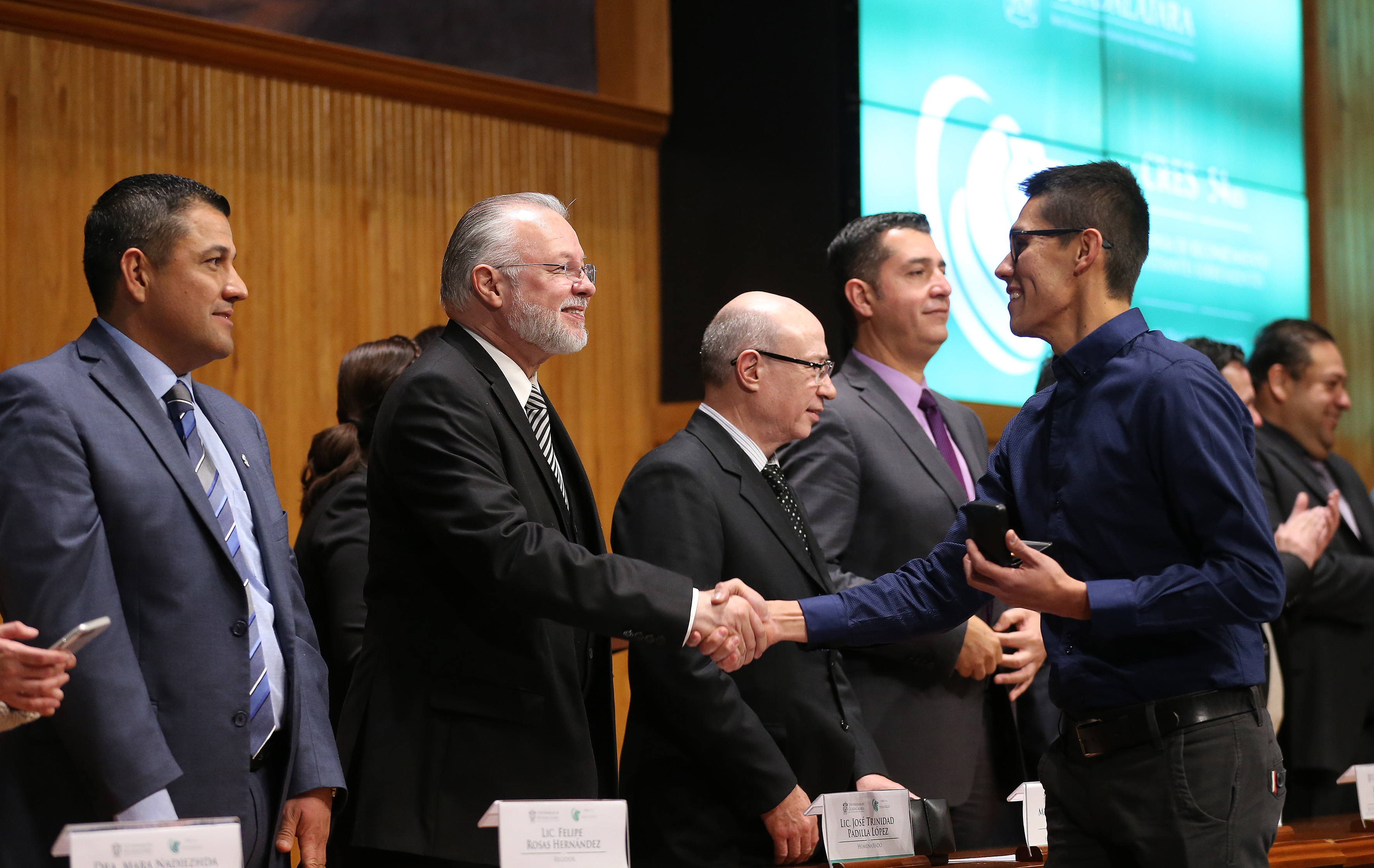 Alumno saludando a los miembros del presídium