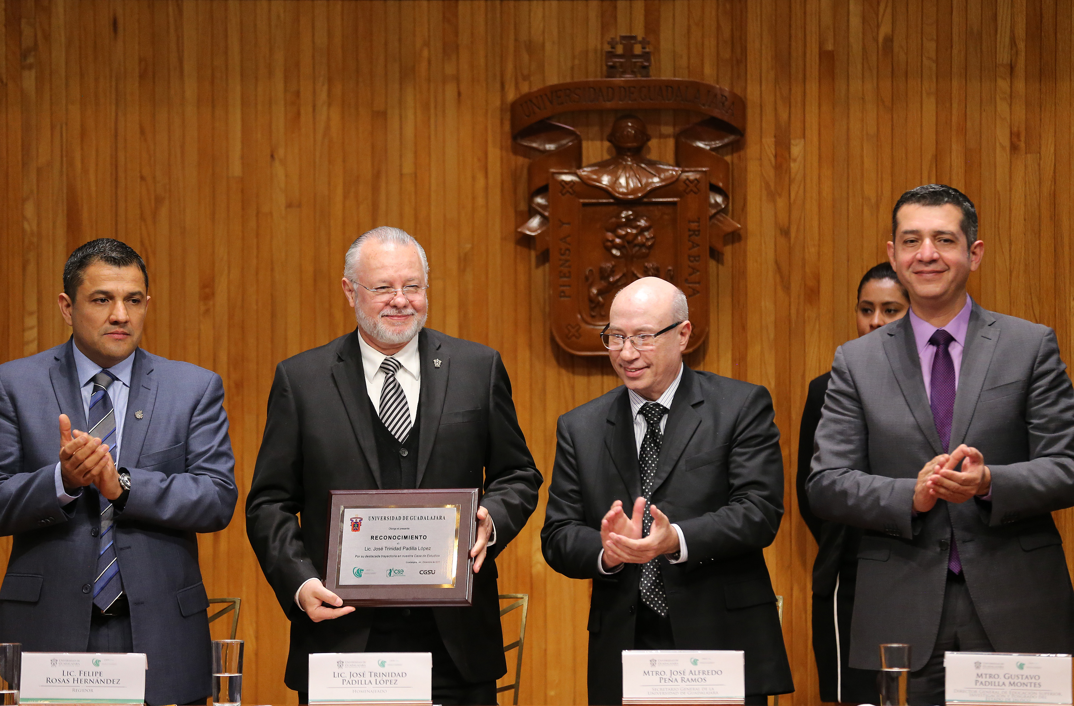 Mtro Trinidad Padilla exhibiendo su reconocimiento