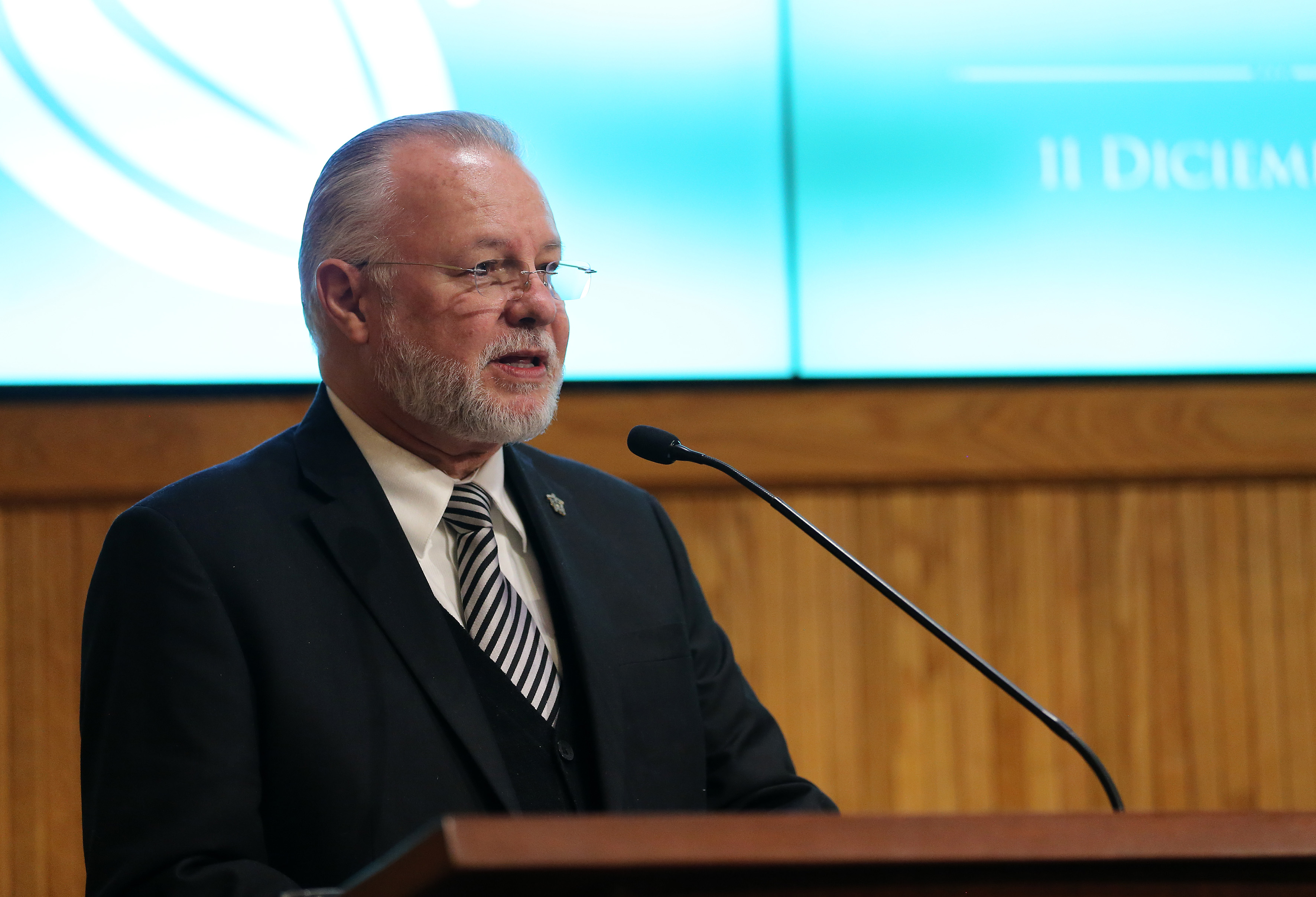 Mtro. Trinidad Padilla López ofreciendo su discurso tras recibir su reconocimiento