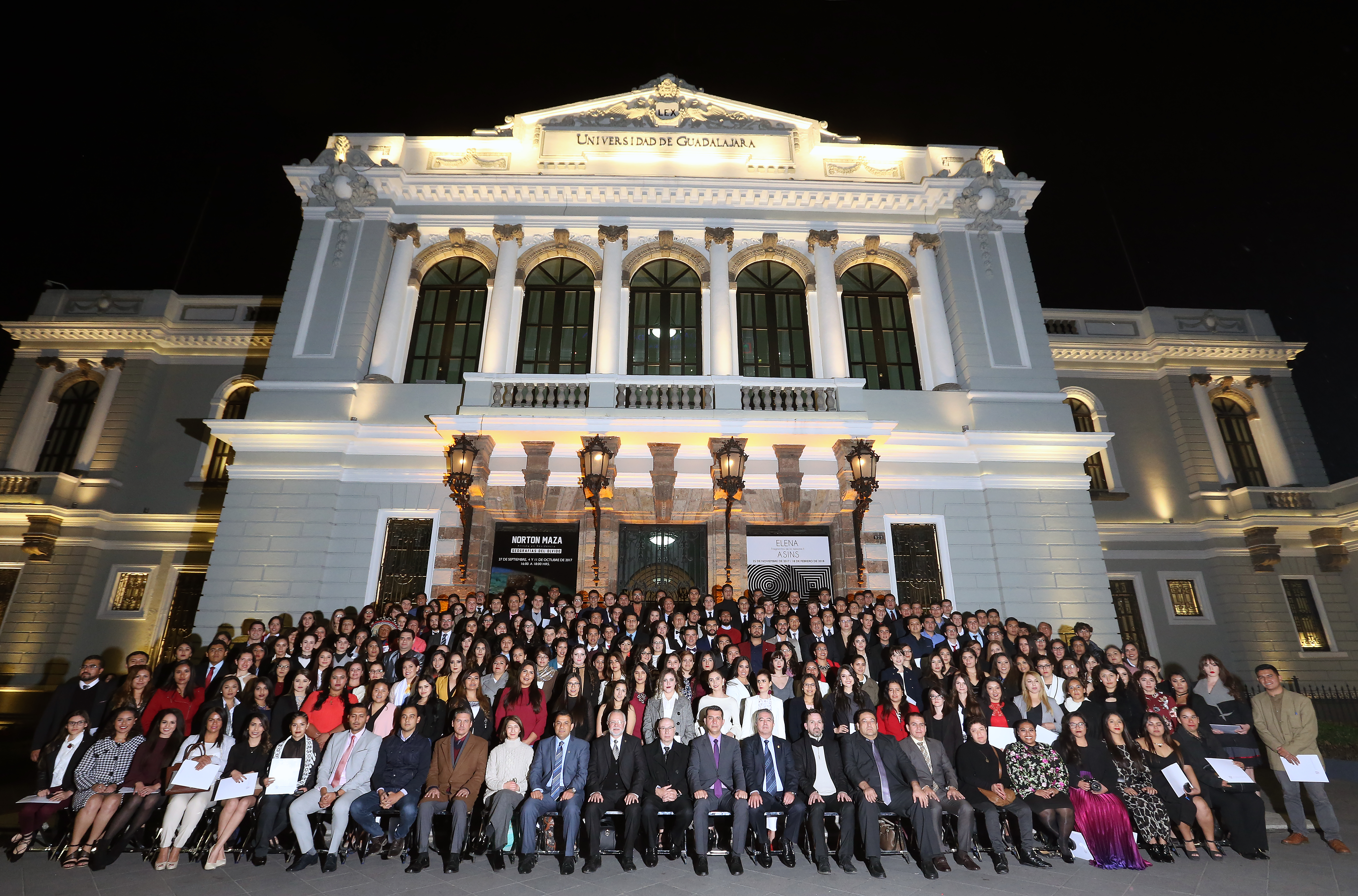 Fotografía panorámica de todos los reconocidas al pie del antiguo edificio de la Rectoría General de la UdeG