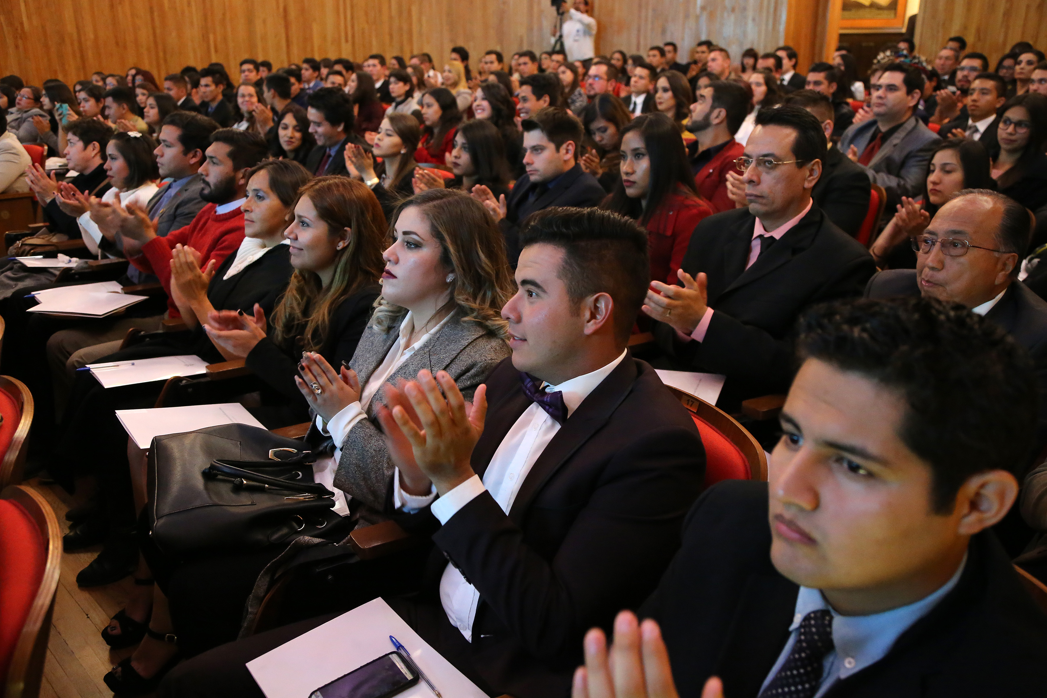 Alumnos sobresalientes entre el público asistente al Paraninfo