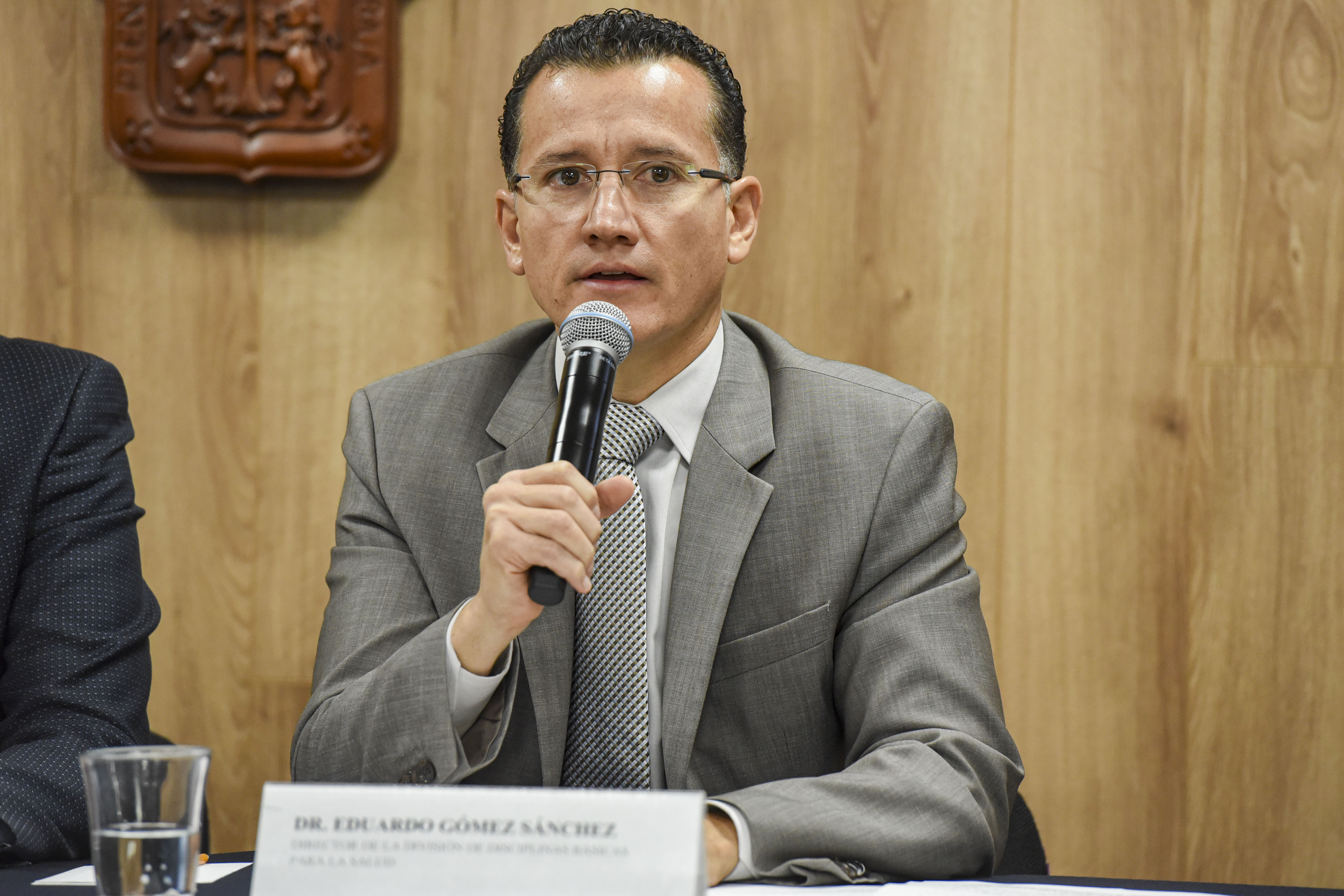 Director División Disciplinas Clínicas haciendo uso del micrófono durante rueda de prensa