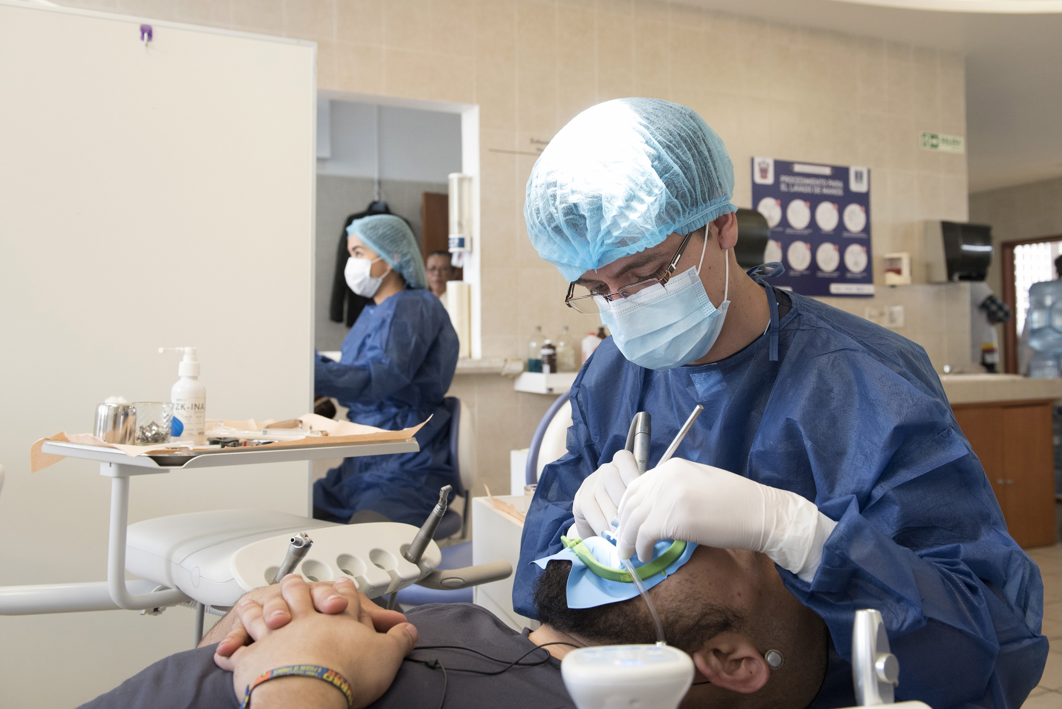 Odontólogo 2 revisando a un paciente