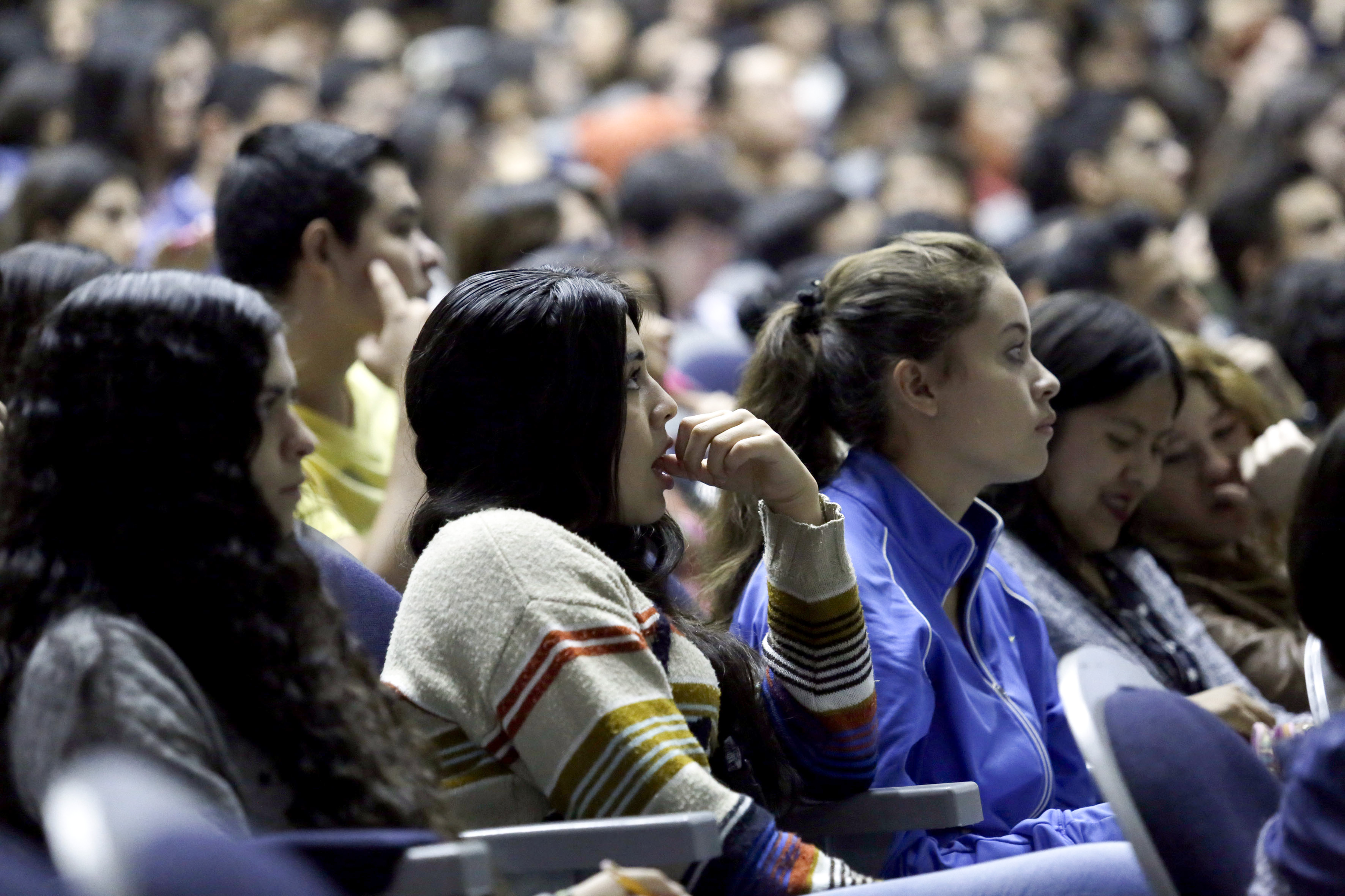 Alumnos asistentes a la conferencia poniendo atención e interés