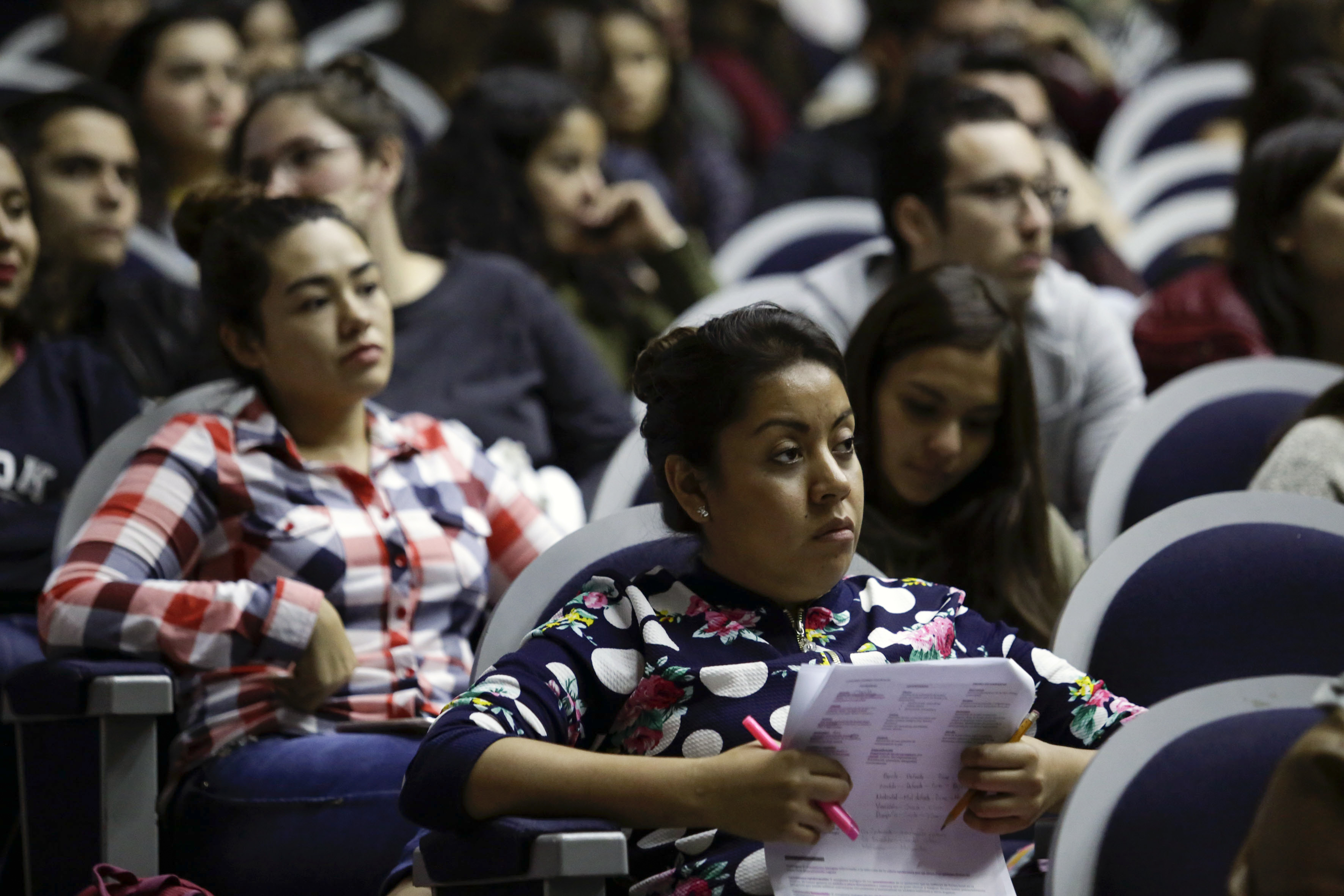 En primer plano alumno tomando anotaciones durante la conferencia