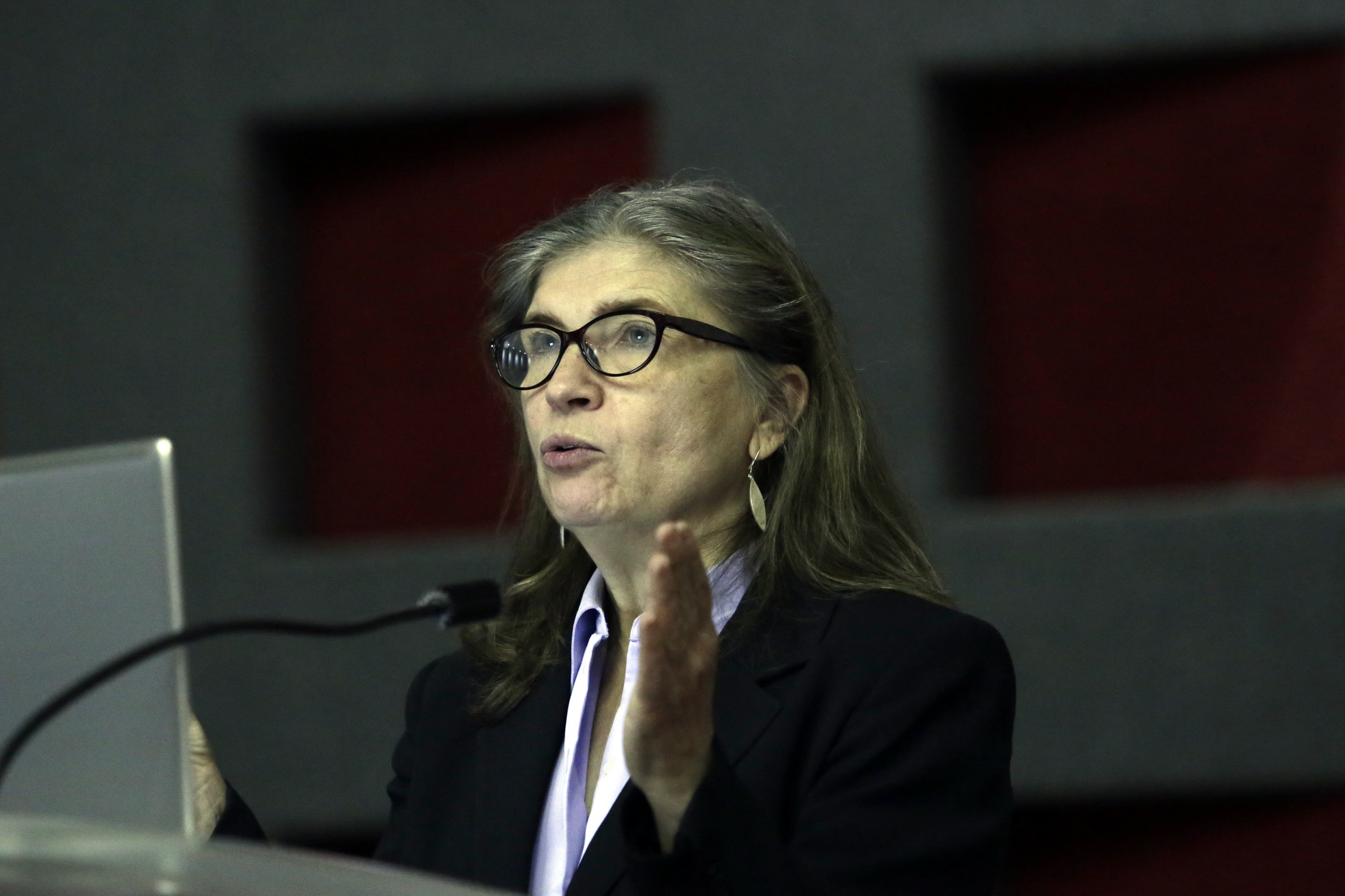 Dra.Valentina Davydova Belitskaya, profesora e investigadora del CUCBA dictando la conferencia “Calentamiento global y salud”, en el IV Foro de Salud Ambiental, 