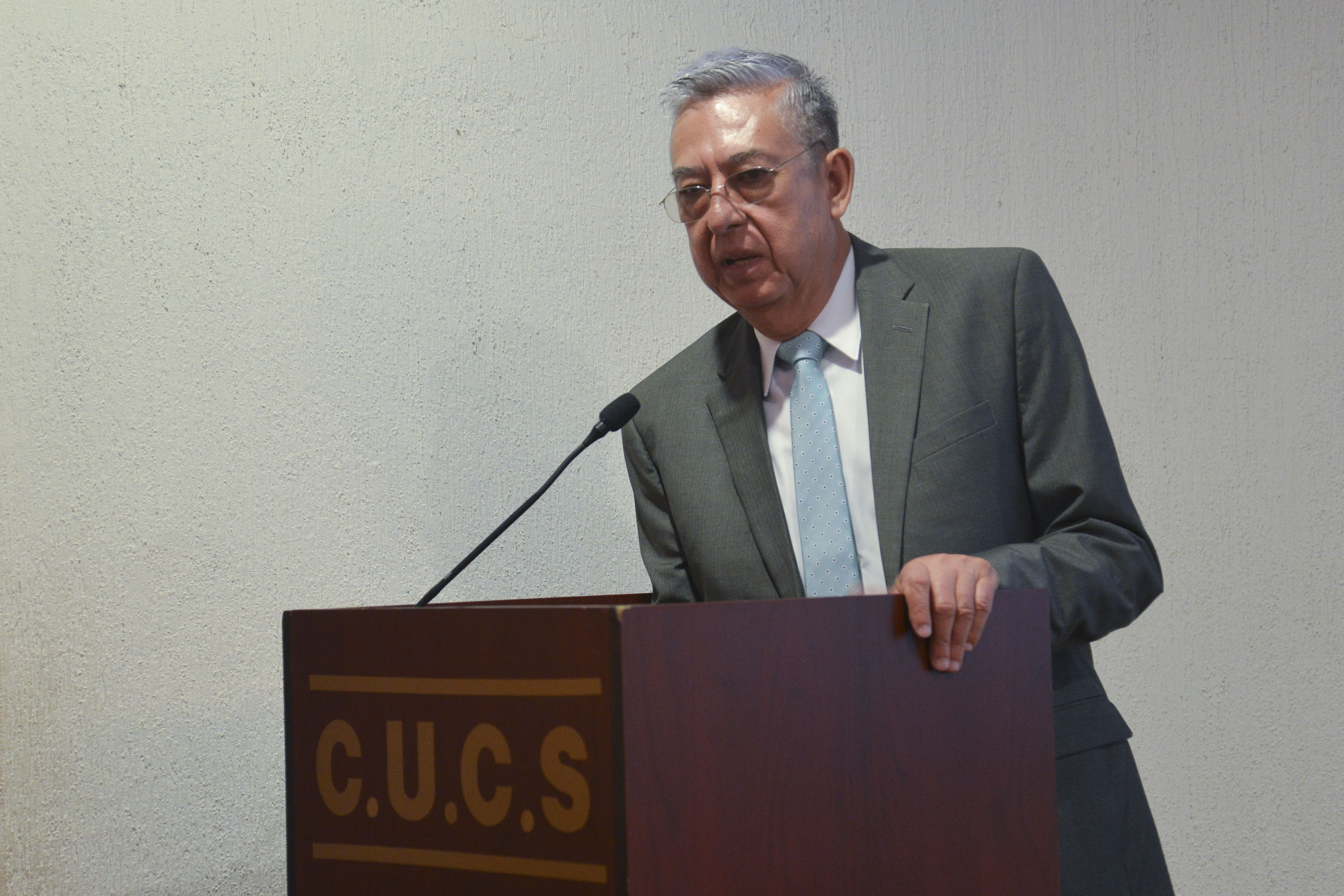 Dr. Zambrano Guzmán inaugurando el evento