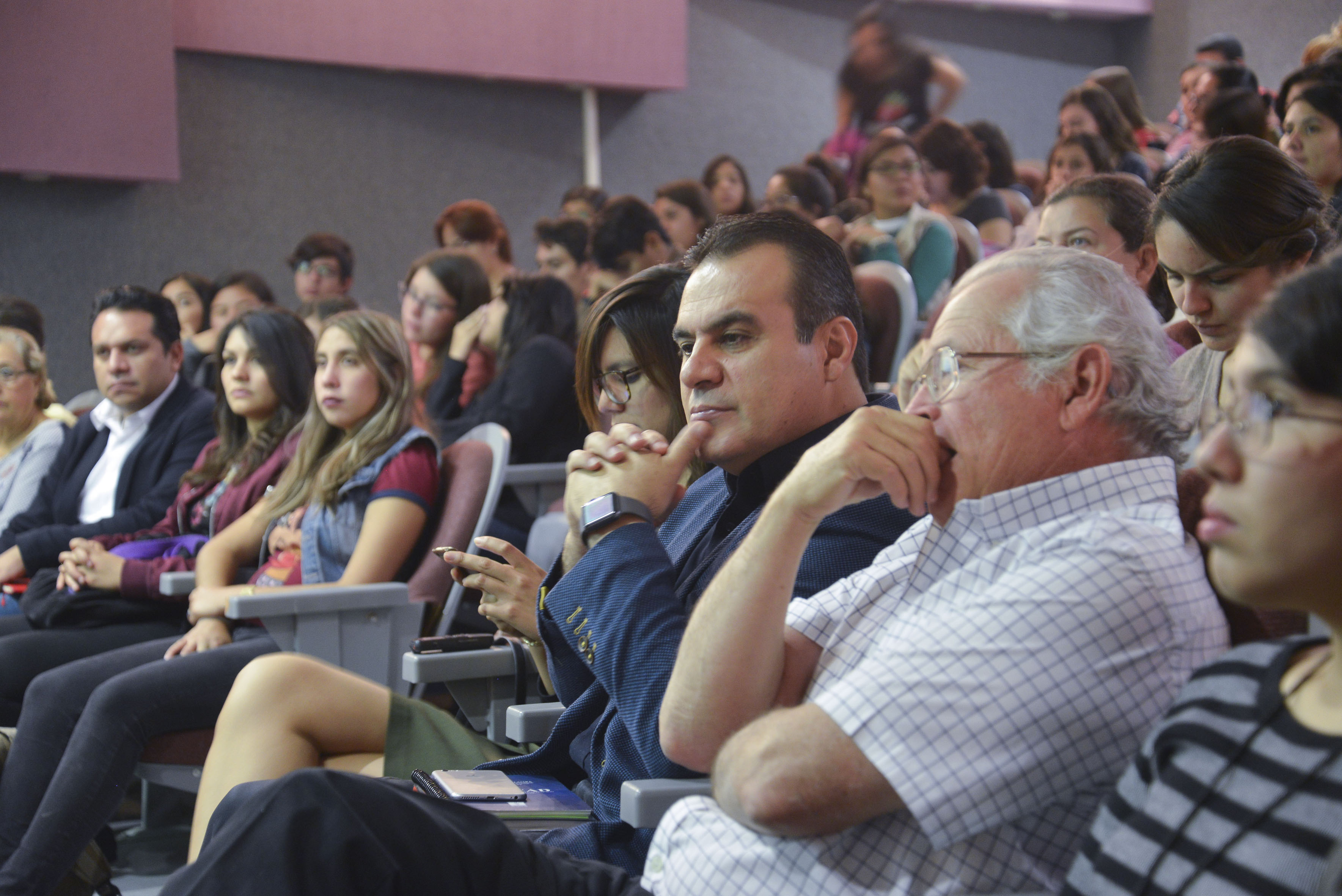 Directivos y académicos durante la conferencia