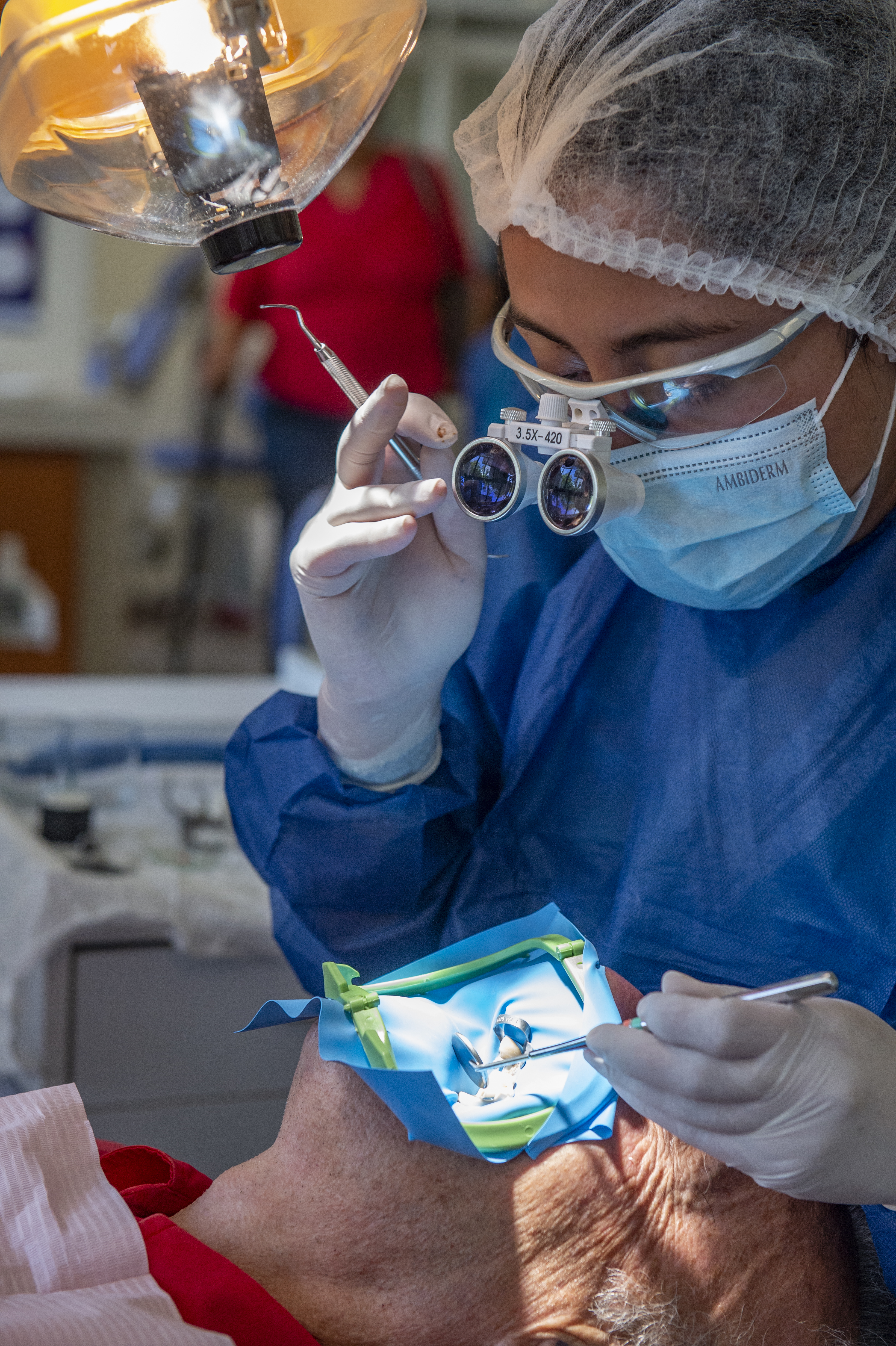 Alumna de odontología, interviniendo a un paciente