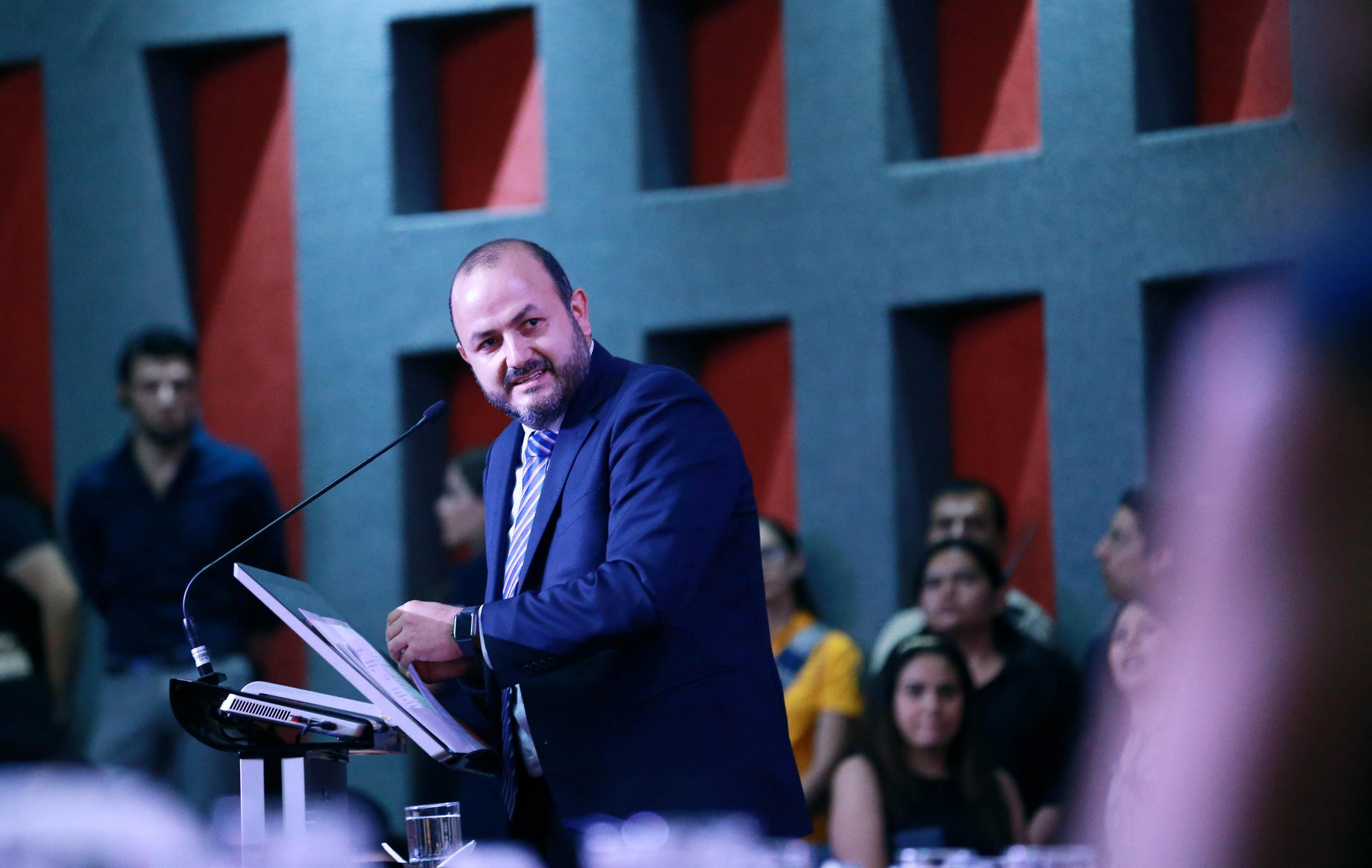 Rector general ofrece apoyo al Dr. Muñoz durante la ceremonia de la toma de protesta