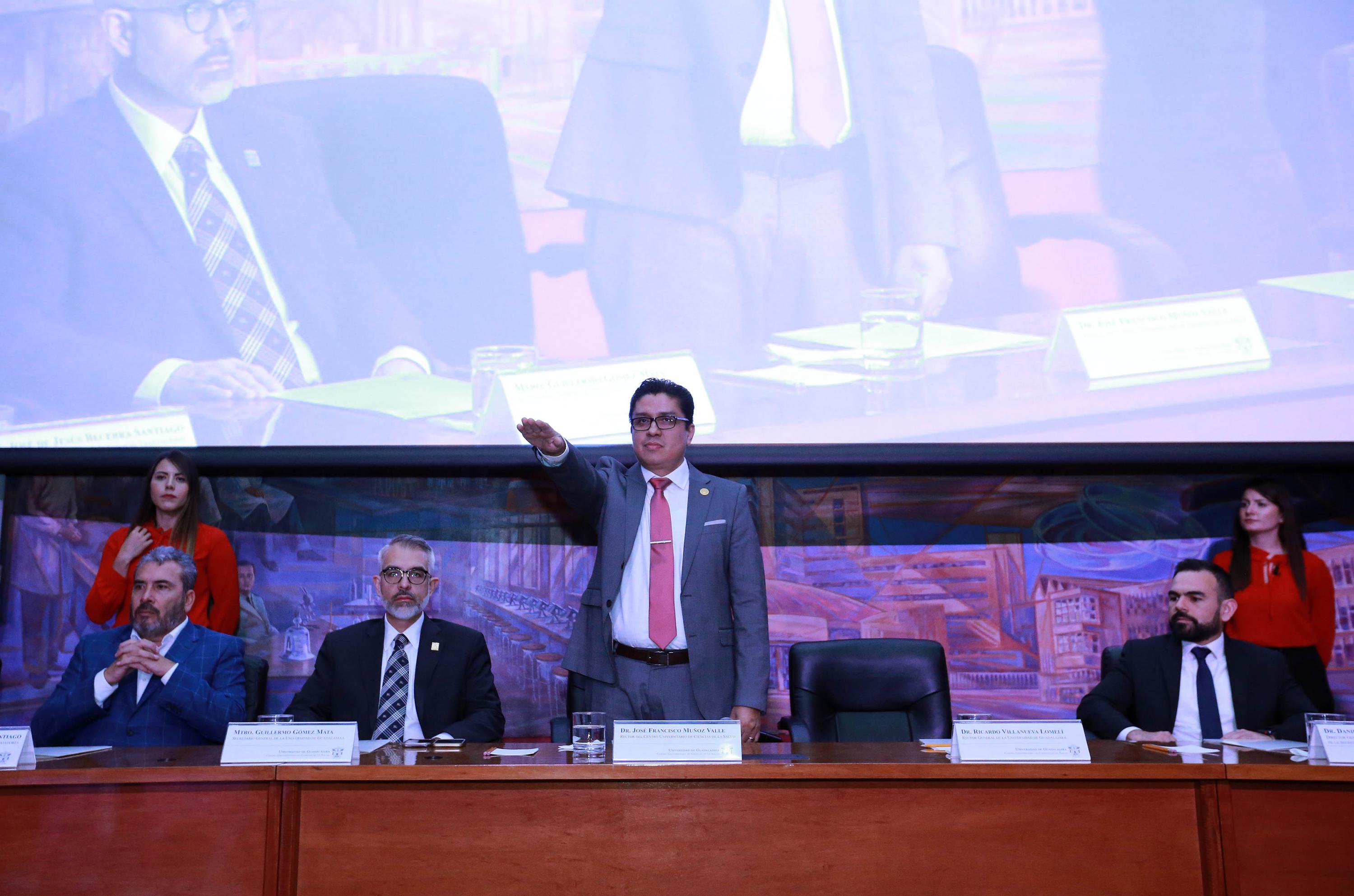 Dr. José Francisco Muñoz Valle extendiendo el brazo en su toma de protesta