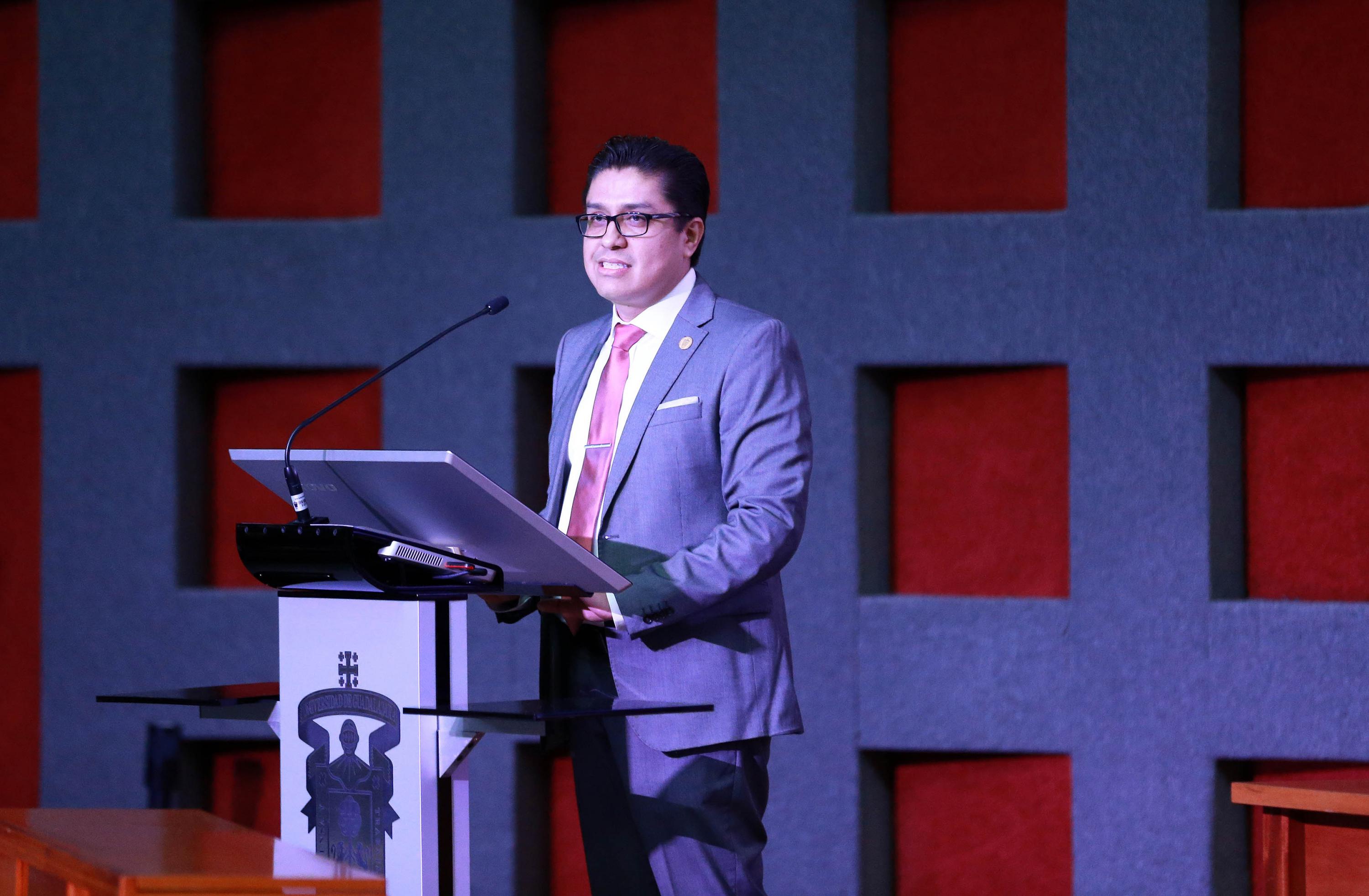 Dr. José Francisco Muñoz Valle ofreciendo discurso en el pódium, toma desde un costado del auditorio