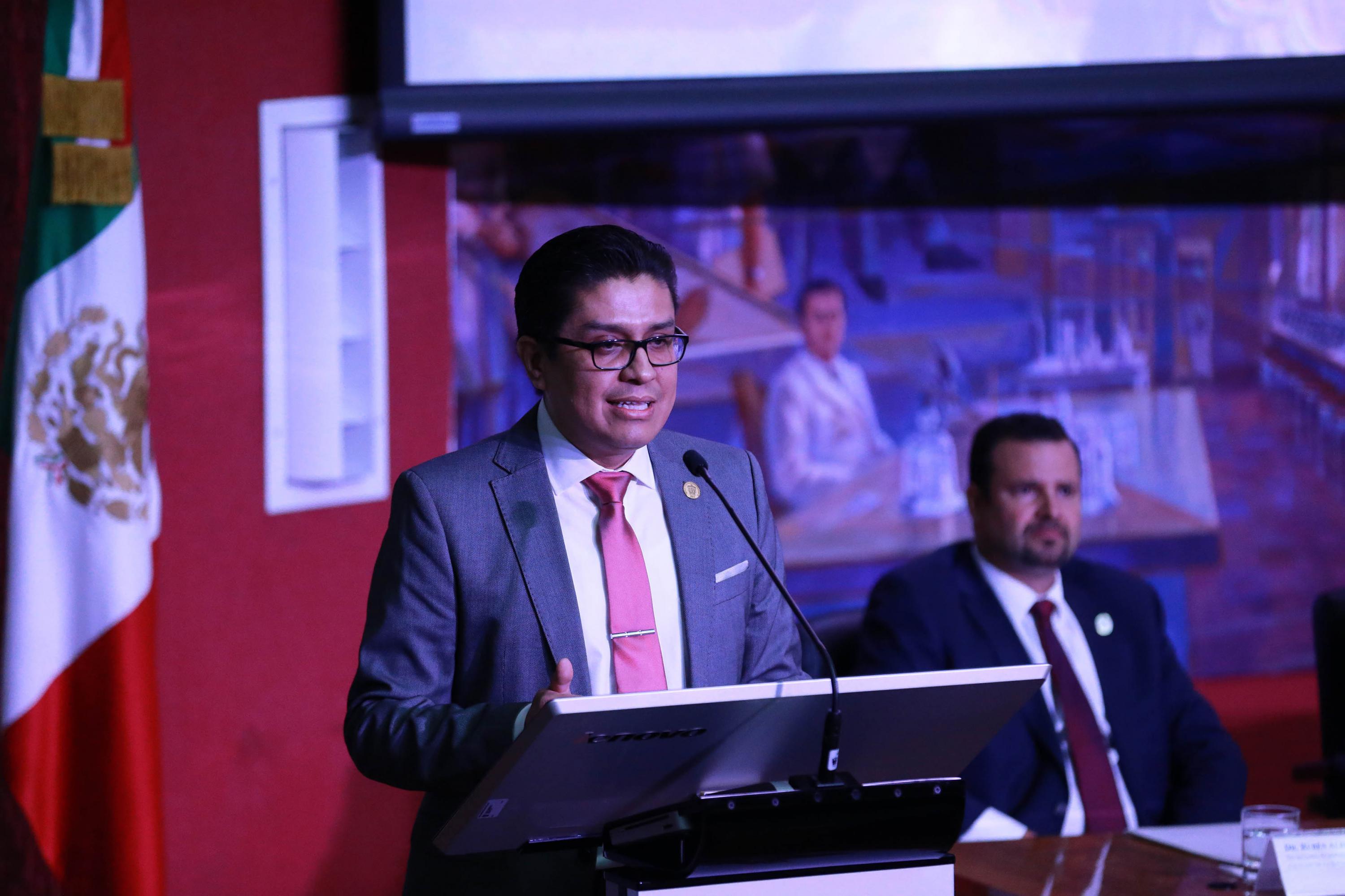 Dr. José Francisco Muñoz Valle ofreciendo discurso en el pódium