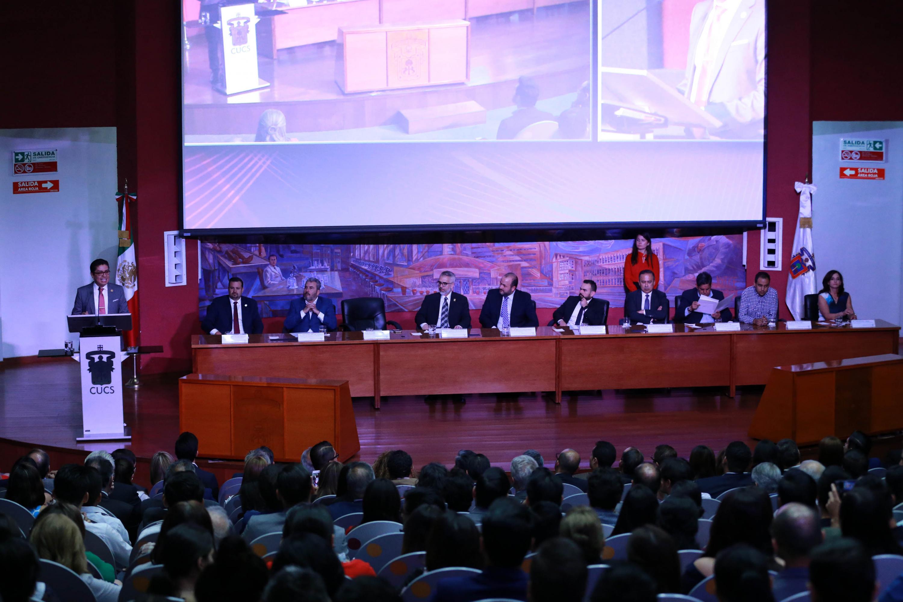 Miembros del presídium, al fondo el Dr. Muñoz Valle en el pódium