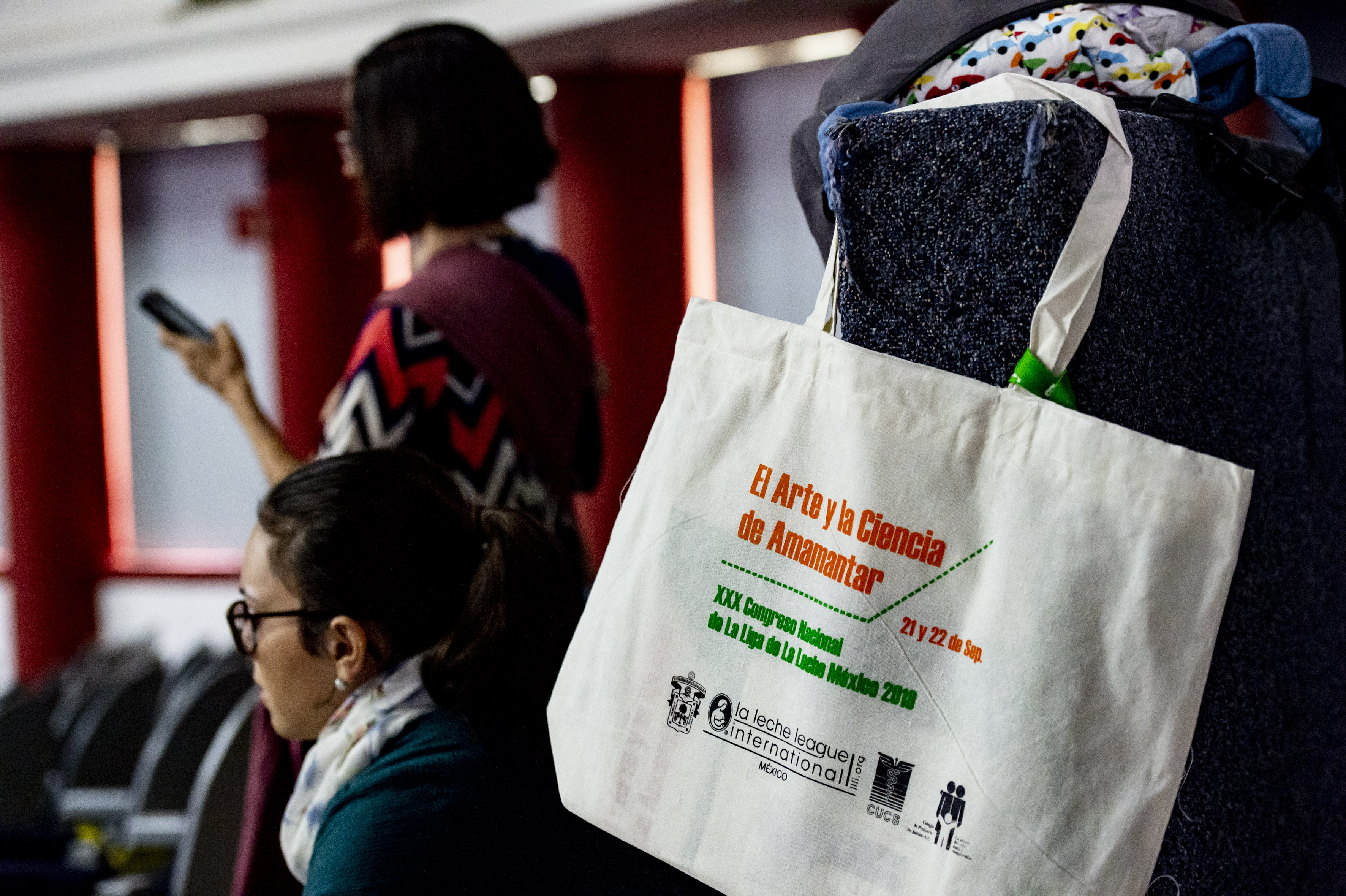 Bolsa de mujer con publicidad sobre el Congreso de la Liga de la Leche