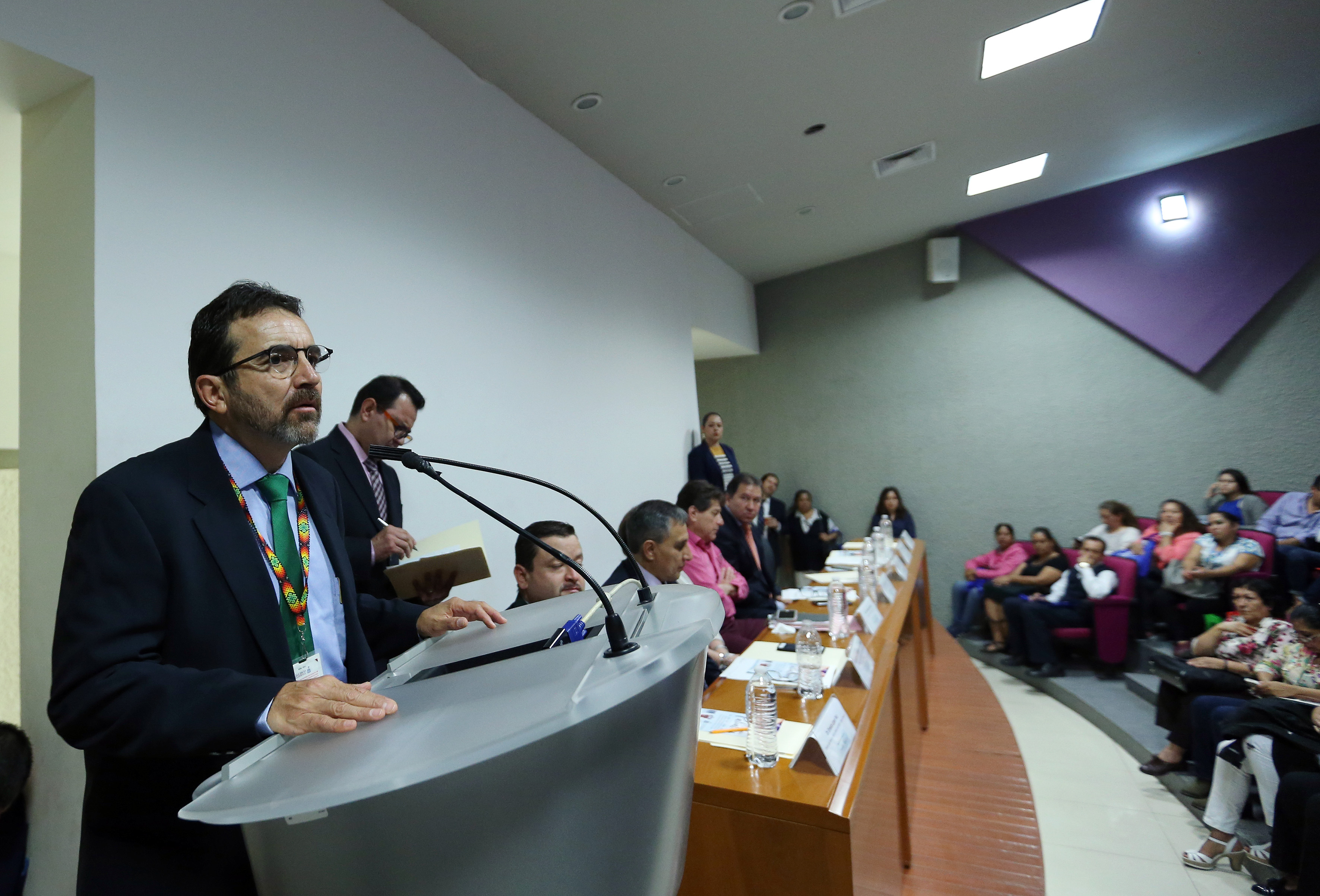 Dr Miguel Ángel Vandik haciendo uso de la voz en podium