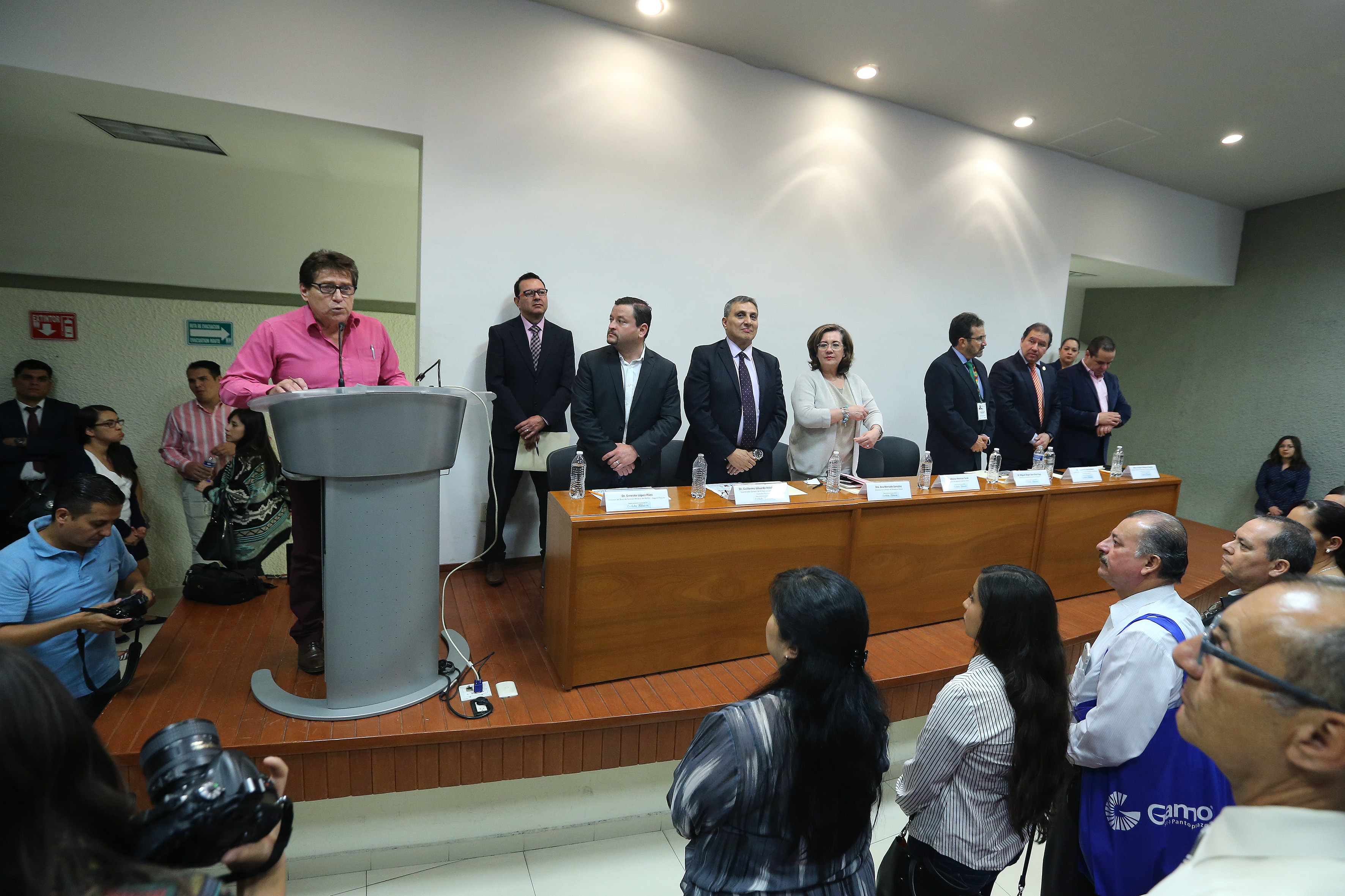 Dr. Armando Pimentel haciendo uso de la voz en podium