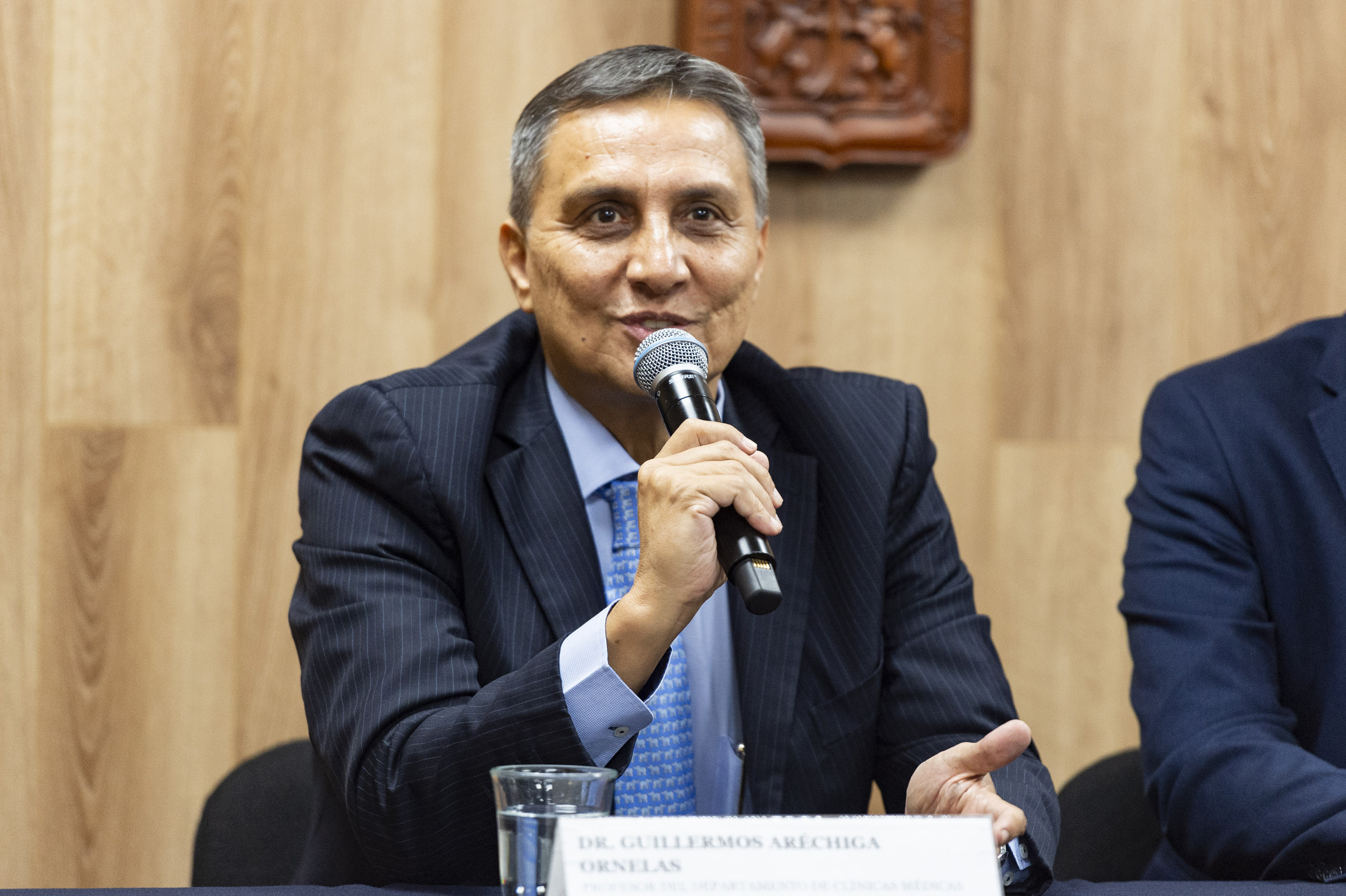 Dr. Guillermo Aréchiga al micrófono
