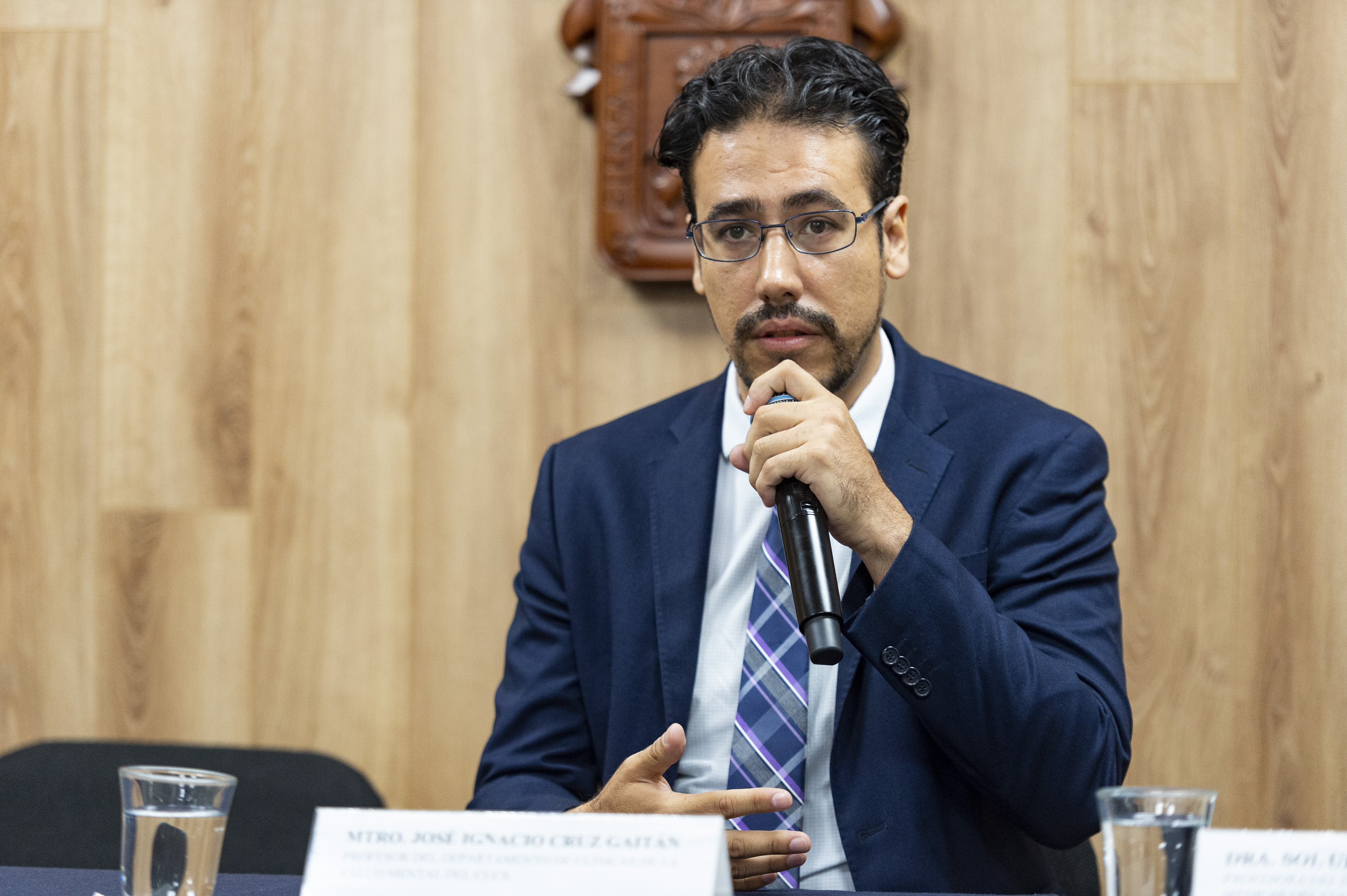 Mtro. José Ignacio Cruz al micrófono