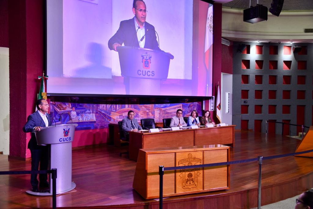 Director División Disciplinas Clínicas dando mensaje desde el pódium