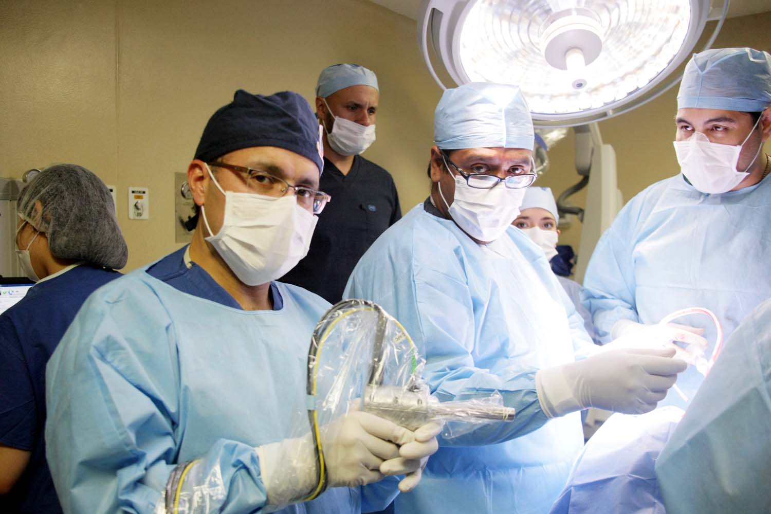 Médicos cirujanos en quirófano