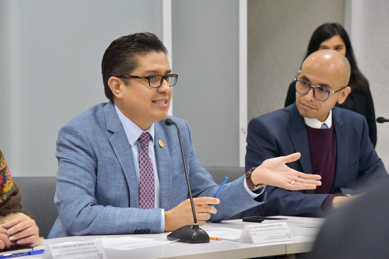 Rector del CUCS dando mensaje a graduados en sala de usos múltiples de Rectoría