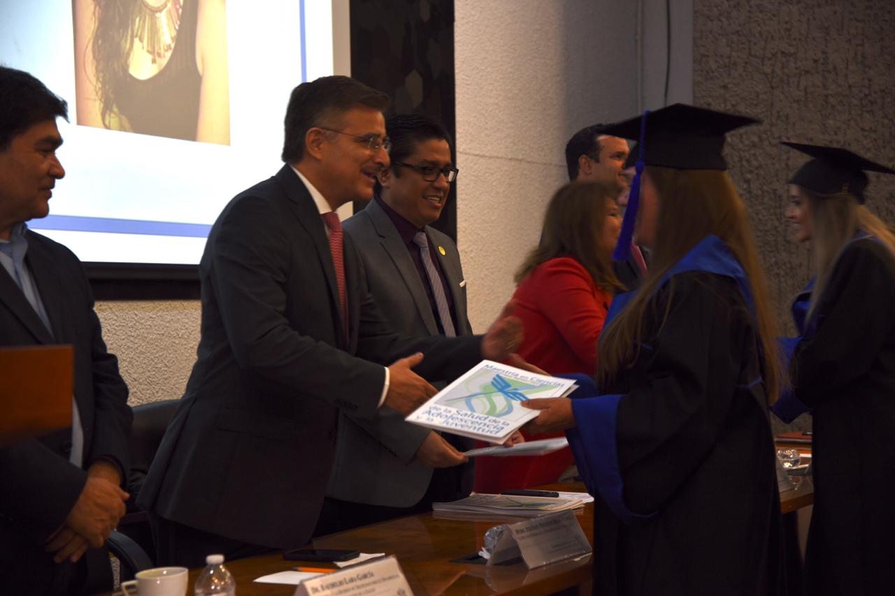 Ex rector entregando constancia a un egresado