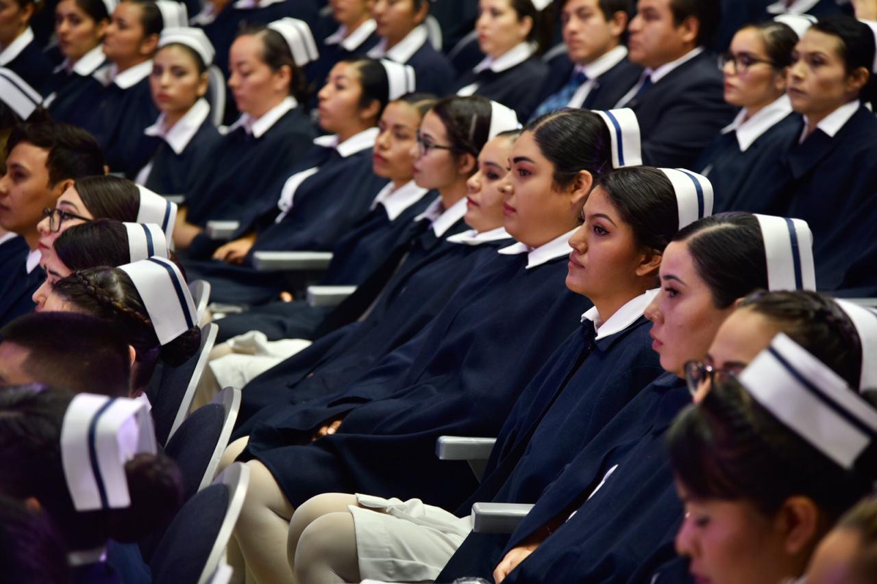 Graduadas uniformadas durante el acto académico