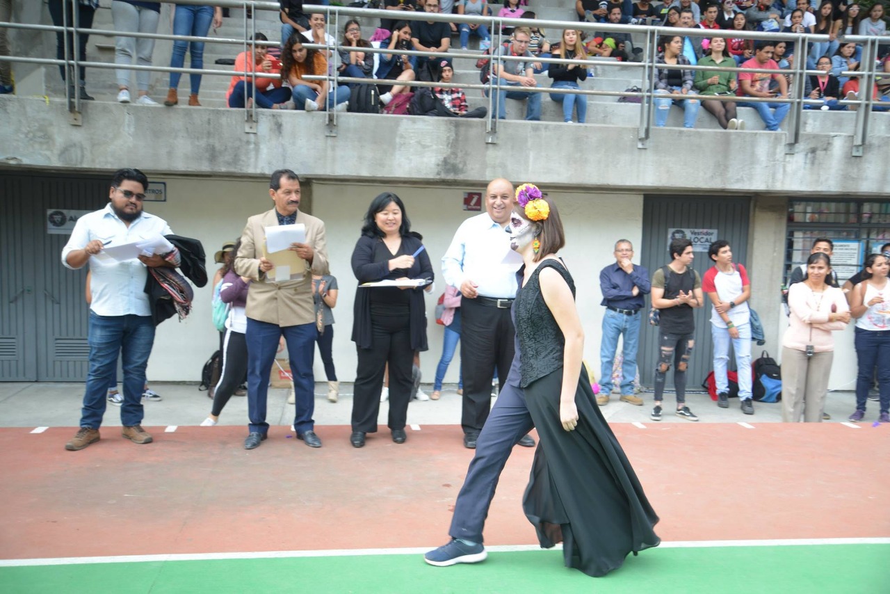 Alumna haciendo pasarela en desfile de catrinas