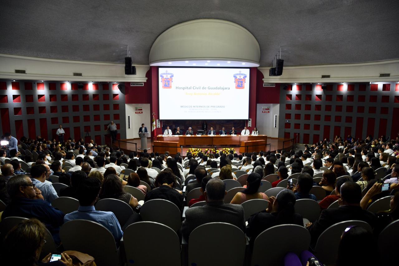 Vista tomada desde atrás del auditorio que se aprecia a cupo lleno