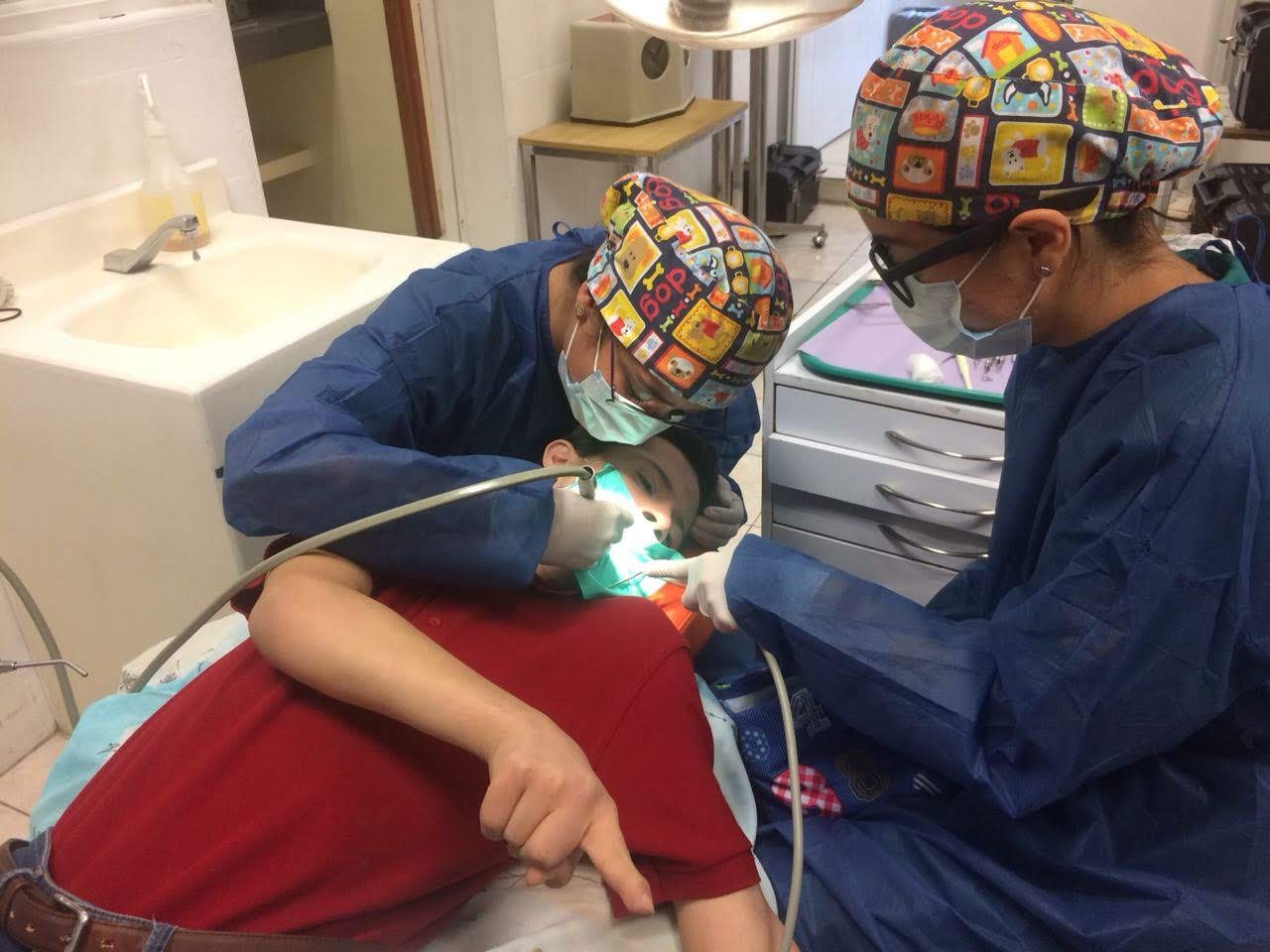 Odontopediatras atendiendo a un niño en CUCS