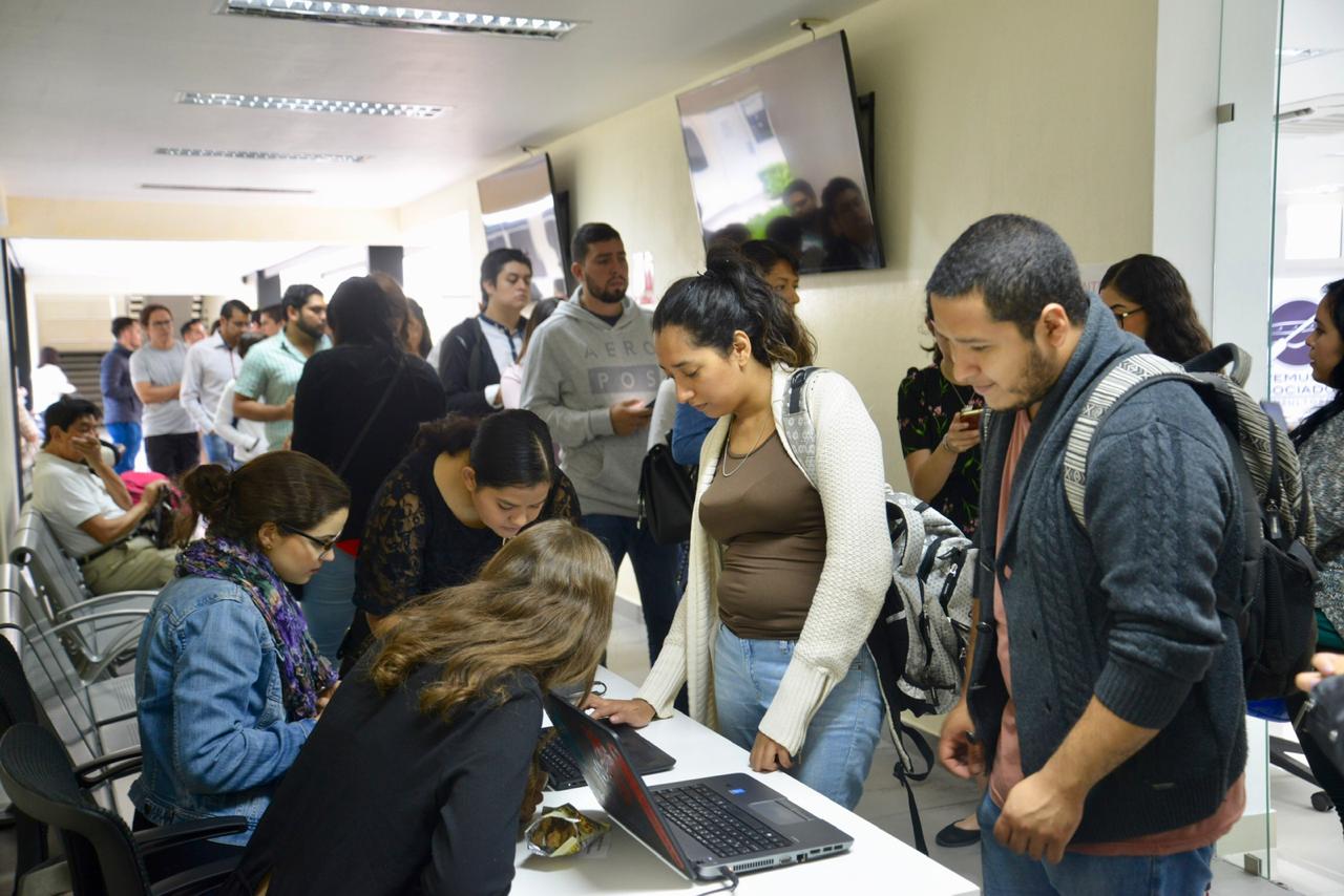 Postulantes registrandose en la mesa de inscripciones