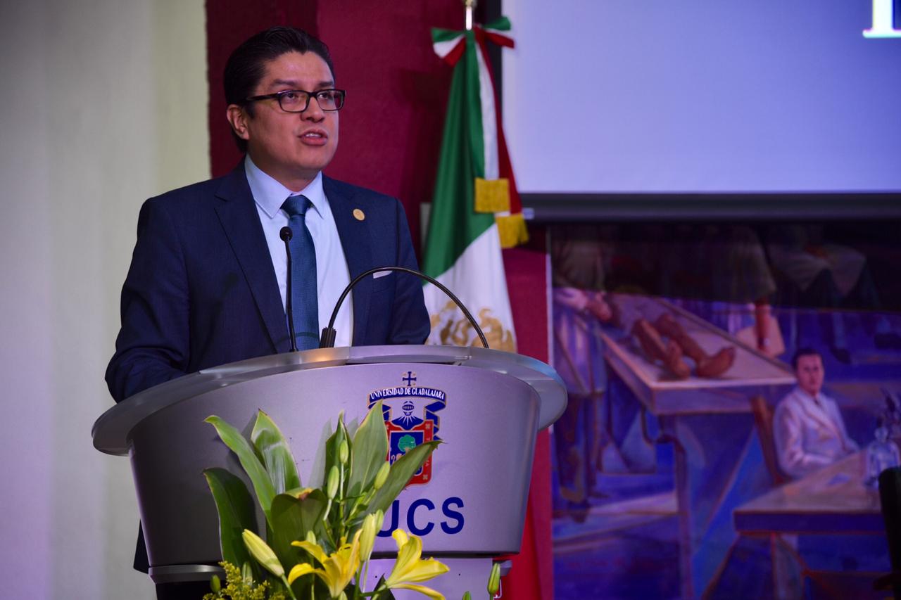 Rector del CUCS ofreciendo mensaje a graduados
