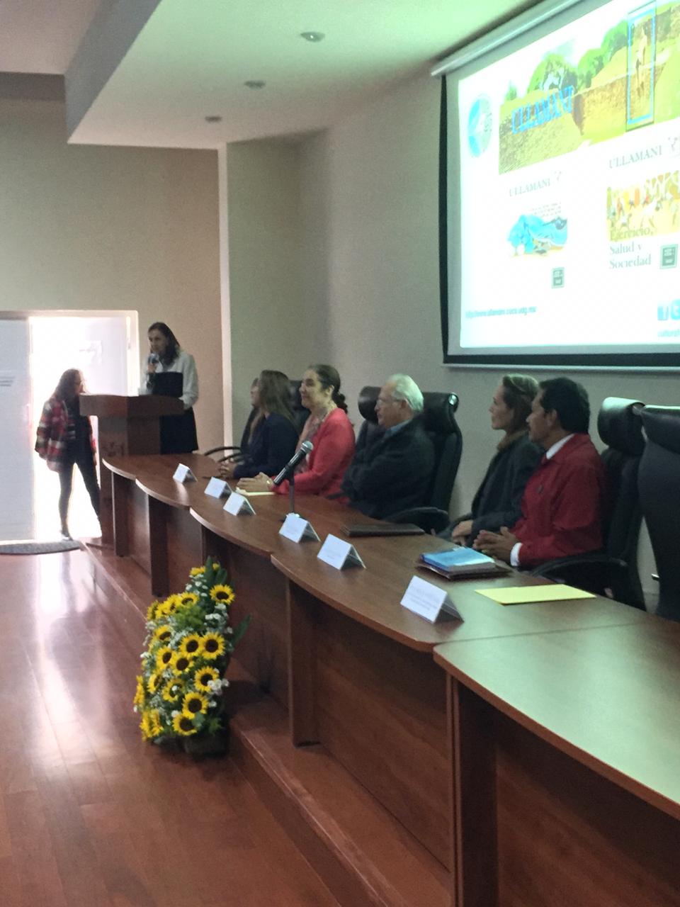 Miembros del presídium y al fondo en el podio la Mtra. Sofía Morfín