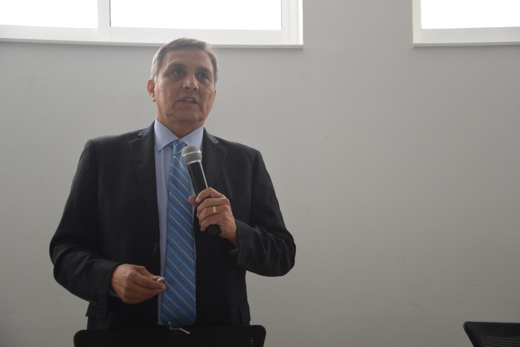 Dr. Guillermo Aréchiga ofreciendo conferencia magistral